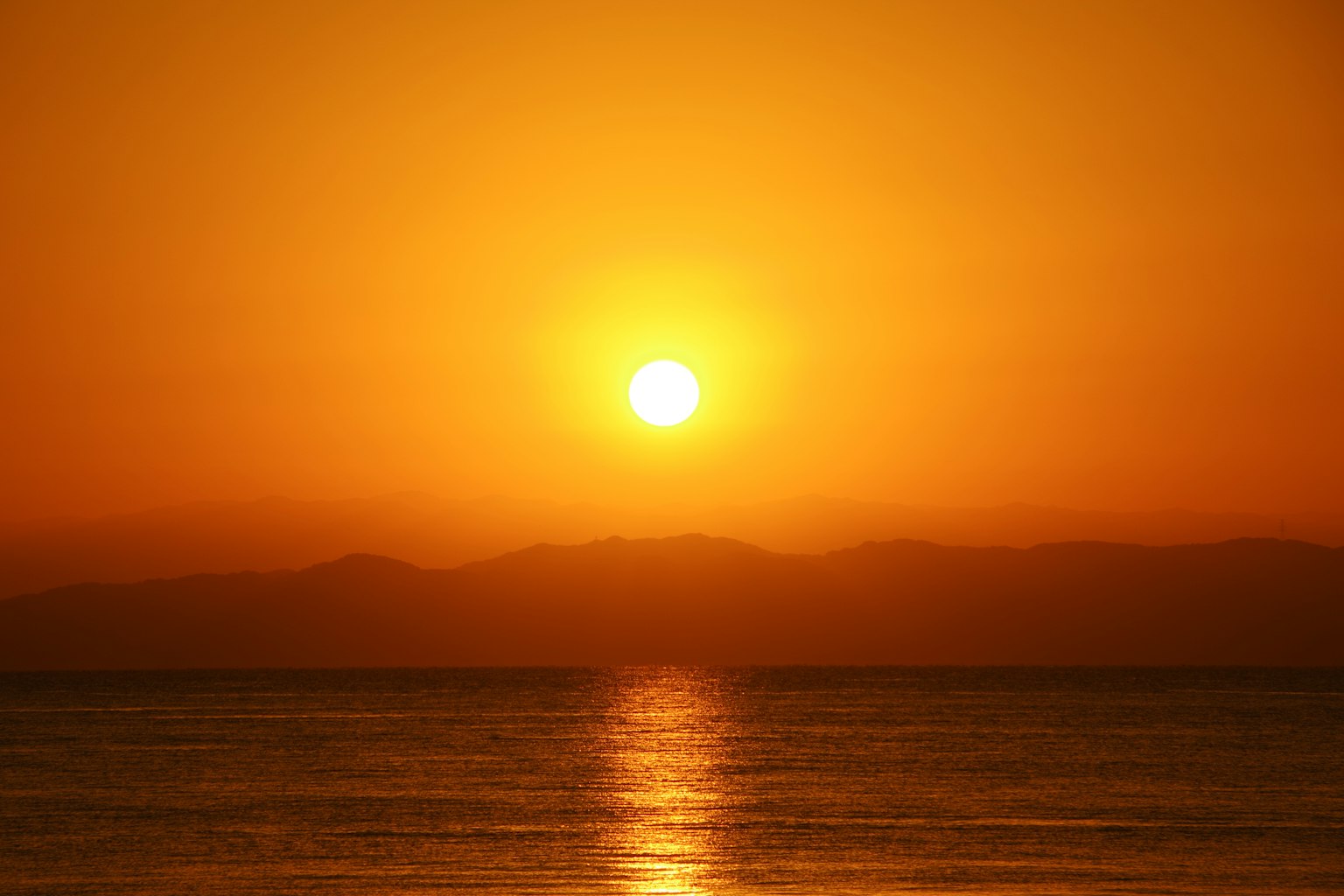 Un bellissimo tramonto sull'oceano