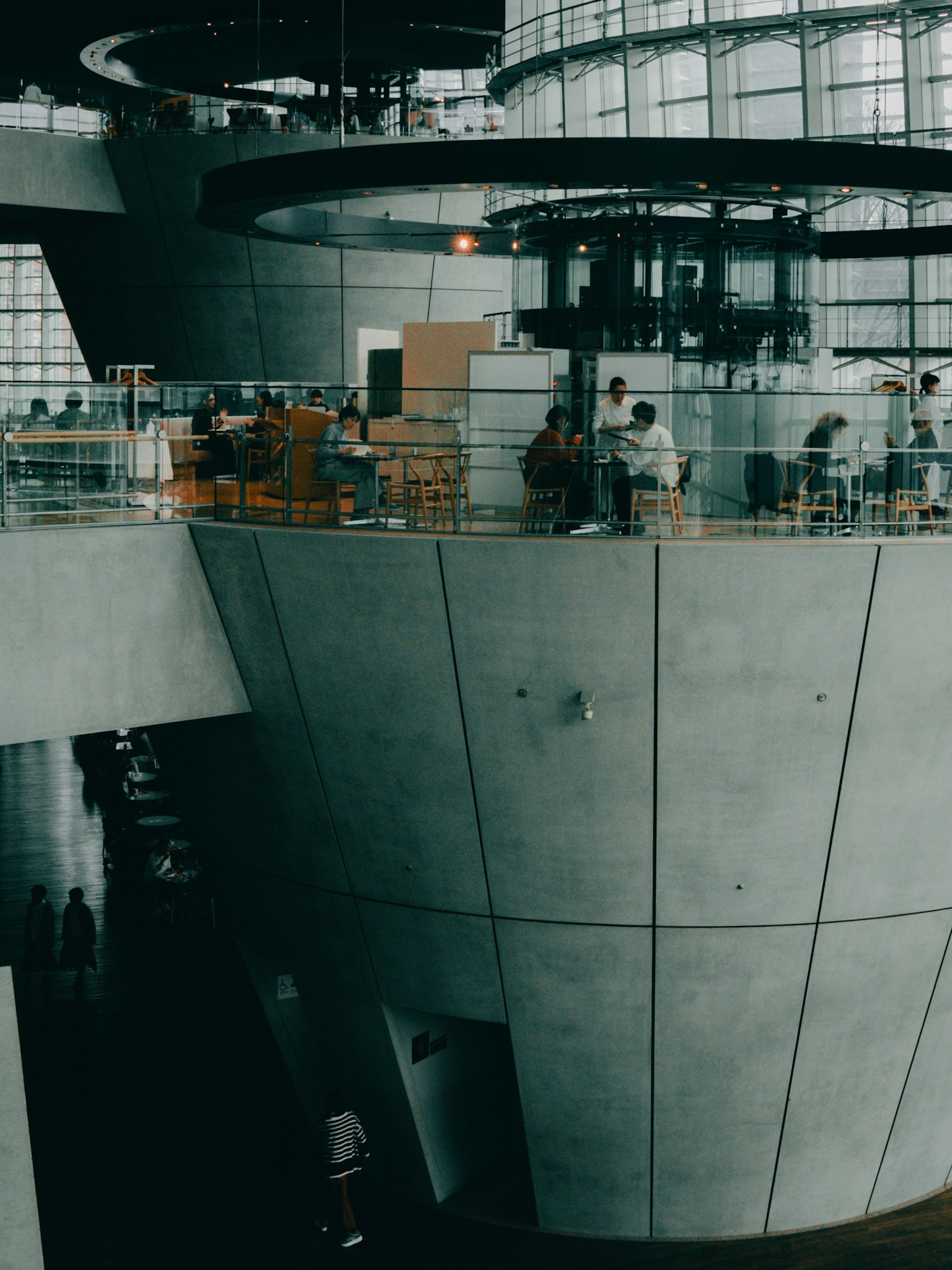 现代建筑内部，有人们在进行活动