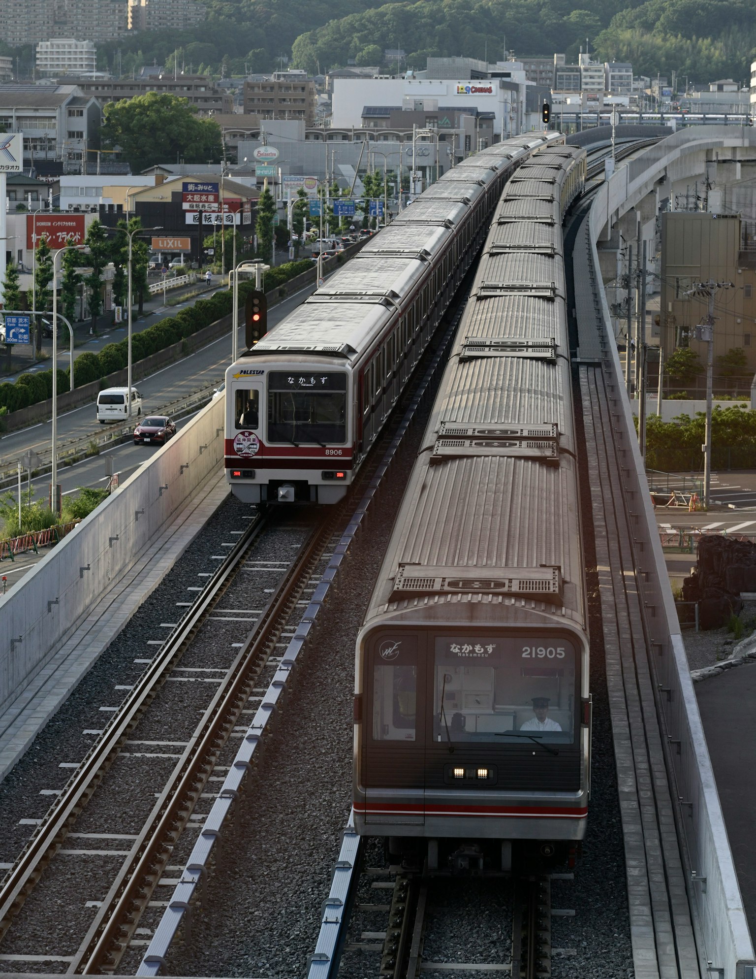 Escena urbana con dos trenes en vías paralelas