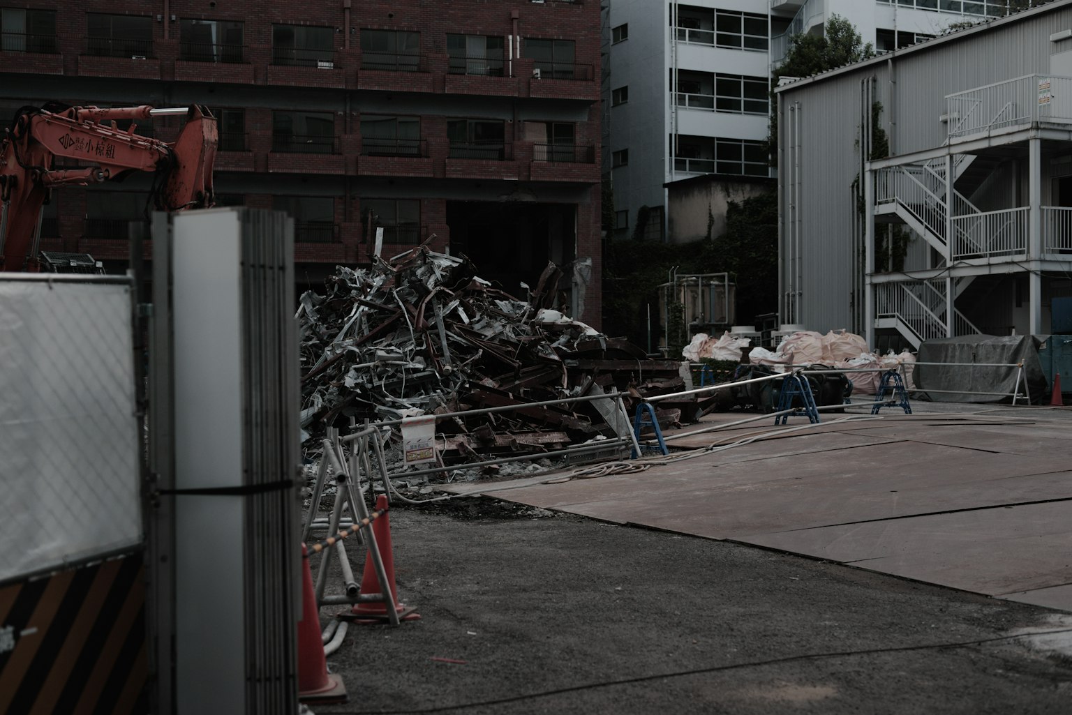 Baustelle mit aufgestapeltem Schrottmaterial