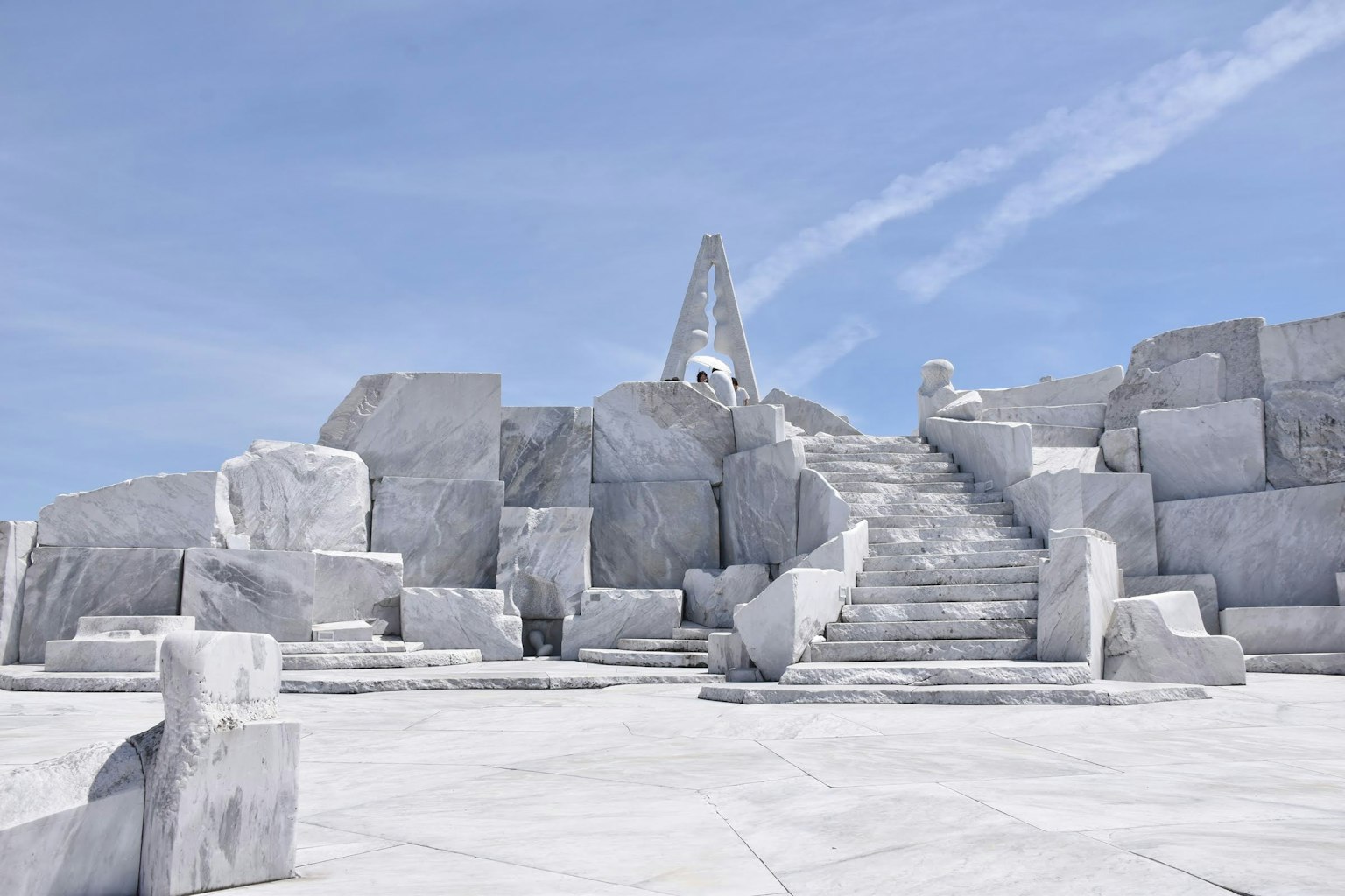 Paesaggio con una piazza decorata da sculture in marmo bianco e scale