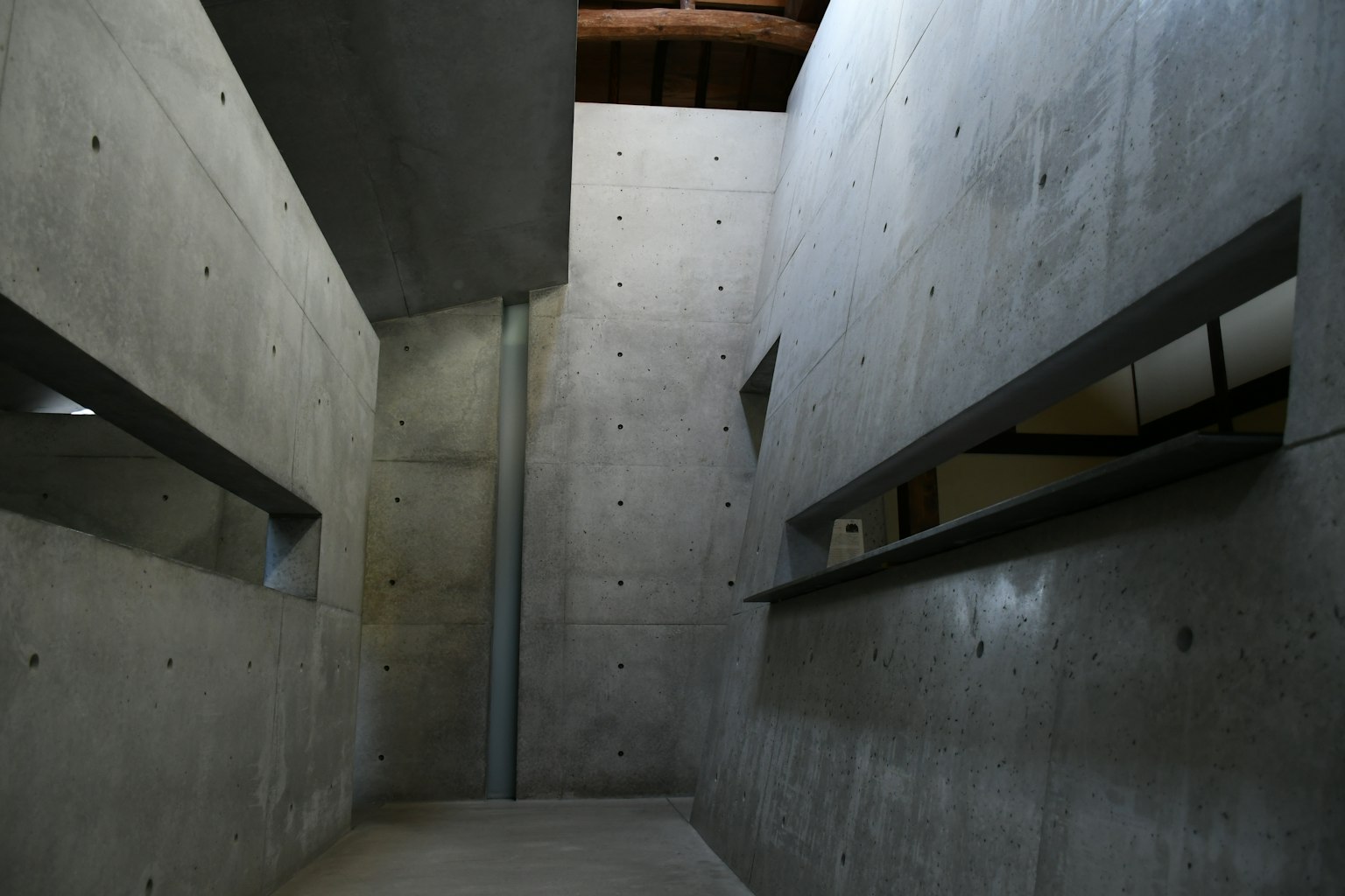 Innenraum mit Betonwänden und einzigartigem, winkeligem Design