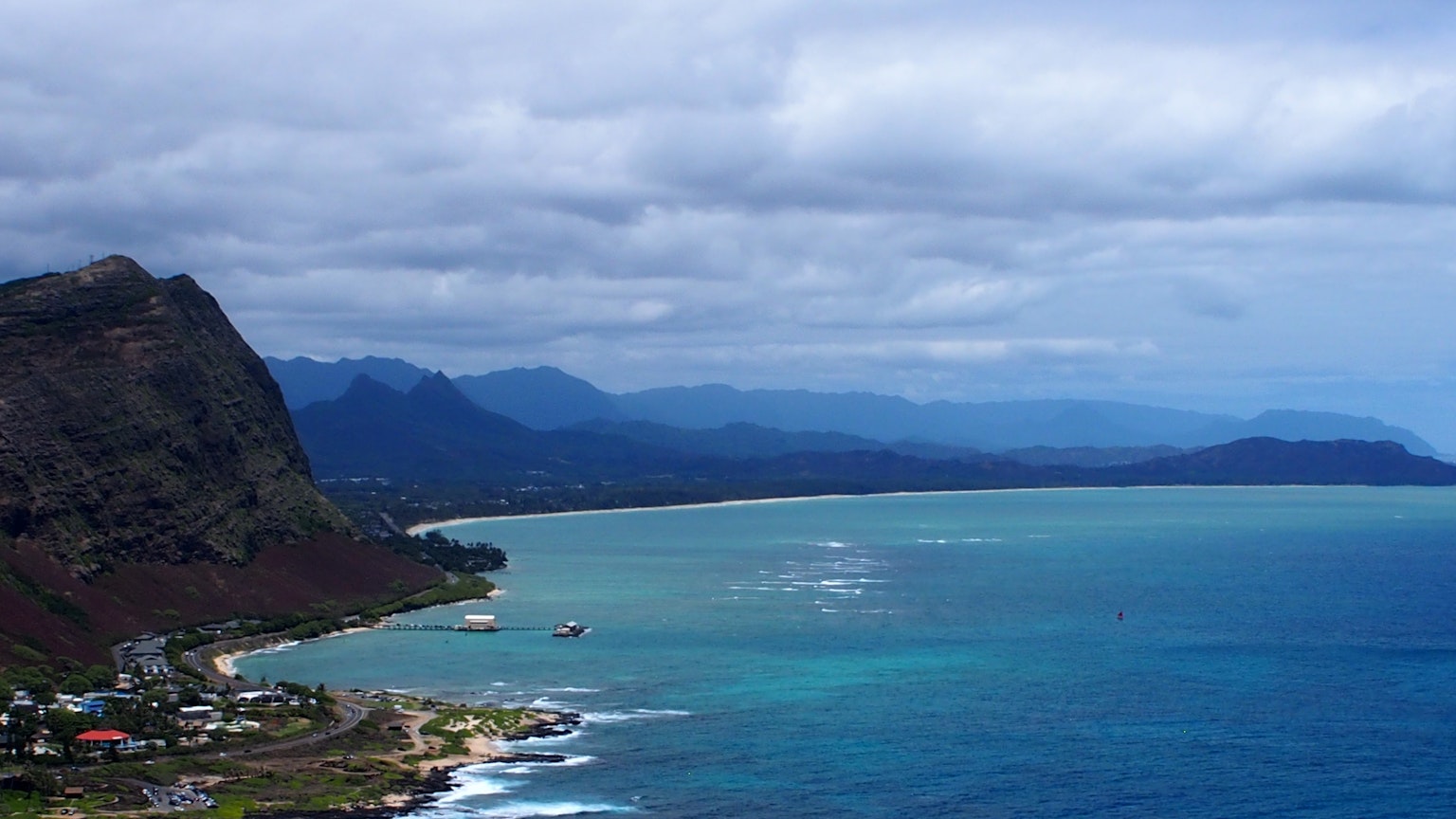 Vue pittoresque d'Hawaï avec montagnes et océan