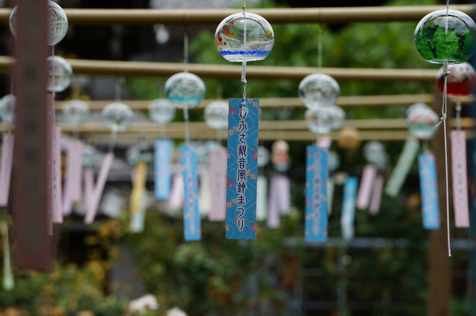 Eine Szene mit Windspielen und bunten Streifen, die hängen