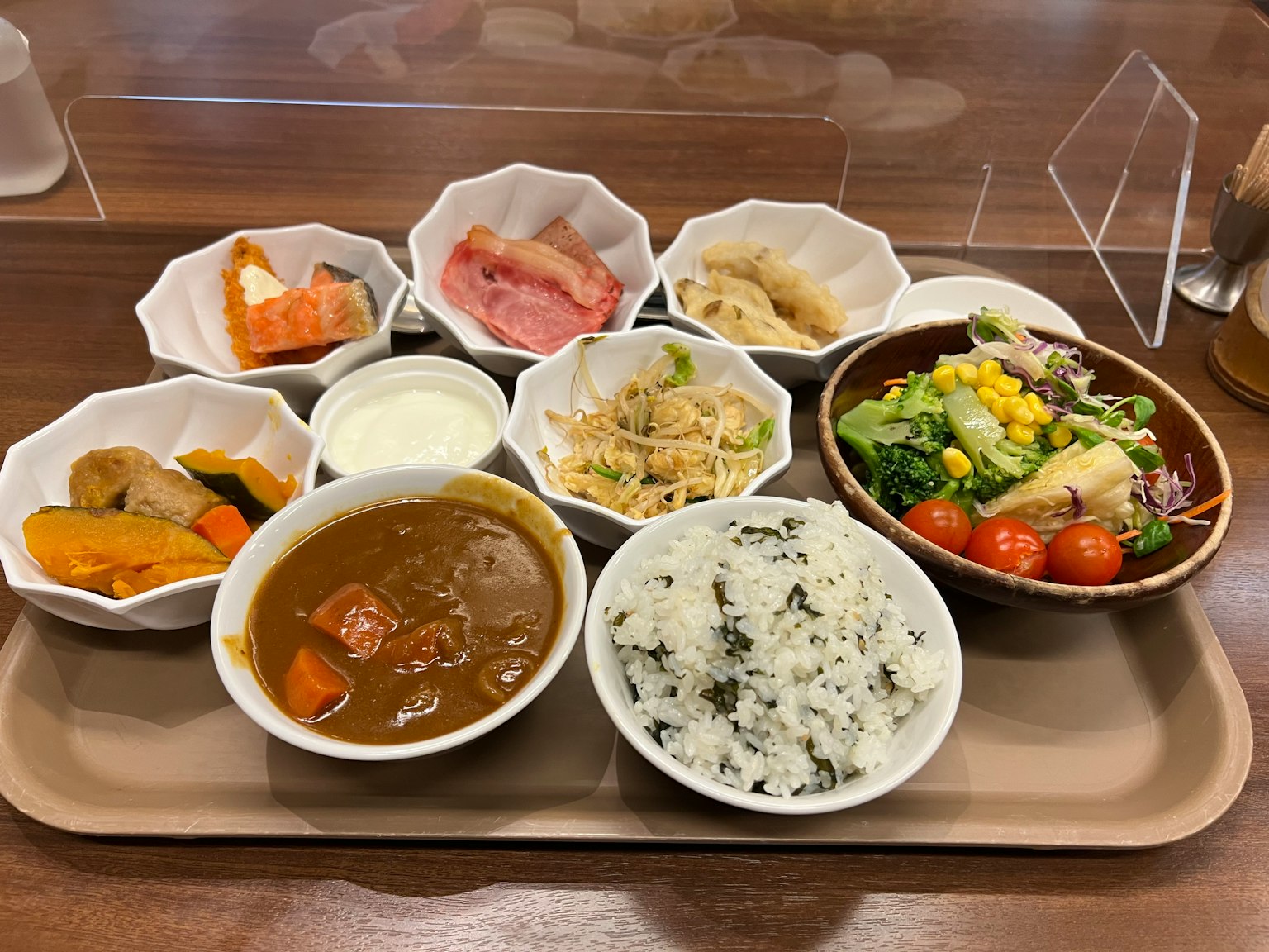 Assortiment coloré de plats japonais avec salade