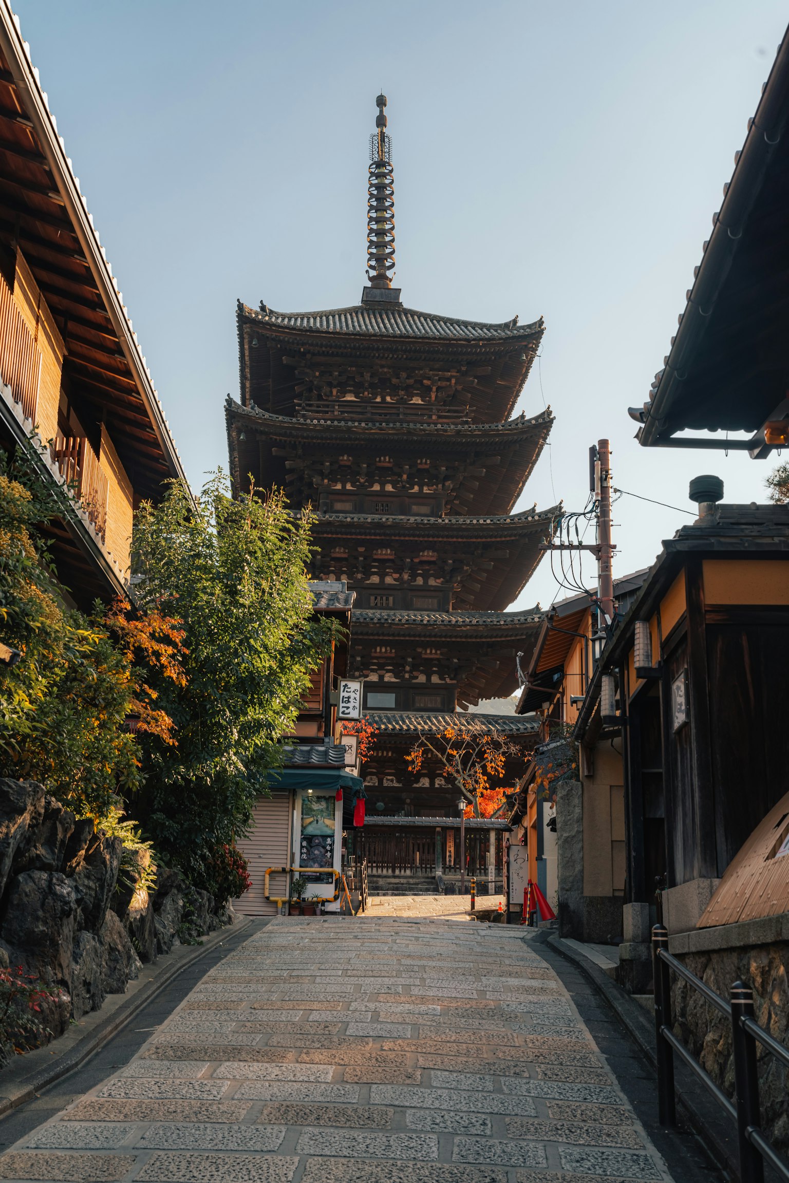 Pemandangan pagoda dengan bangunan bersejarah di Kyoto