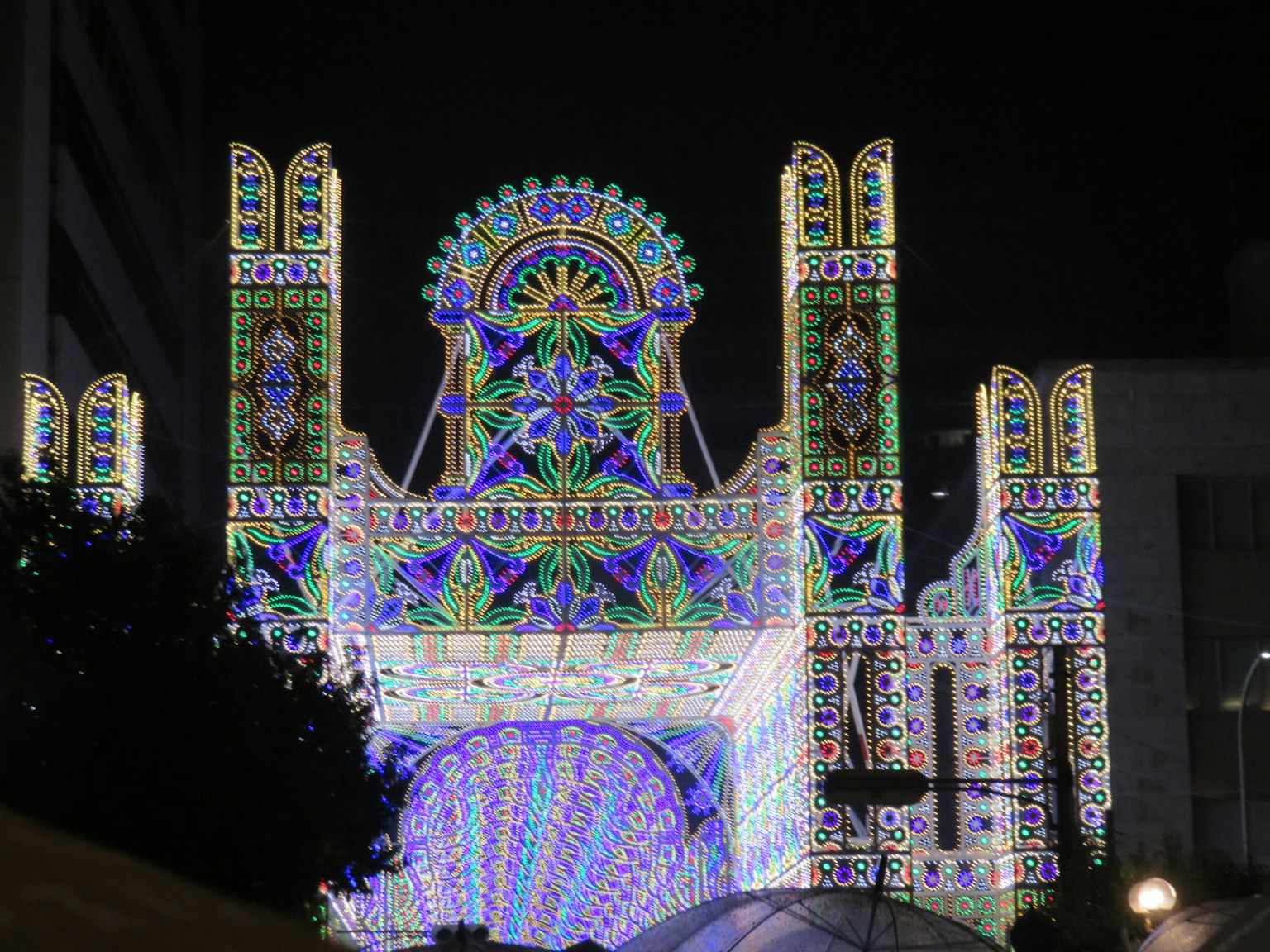 อาคารสวยงามที่ประดับด้วยไฟหลากสีในยามค่ำคืน
