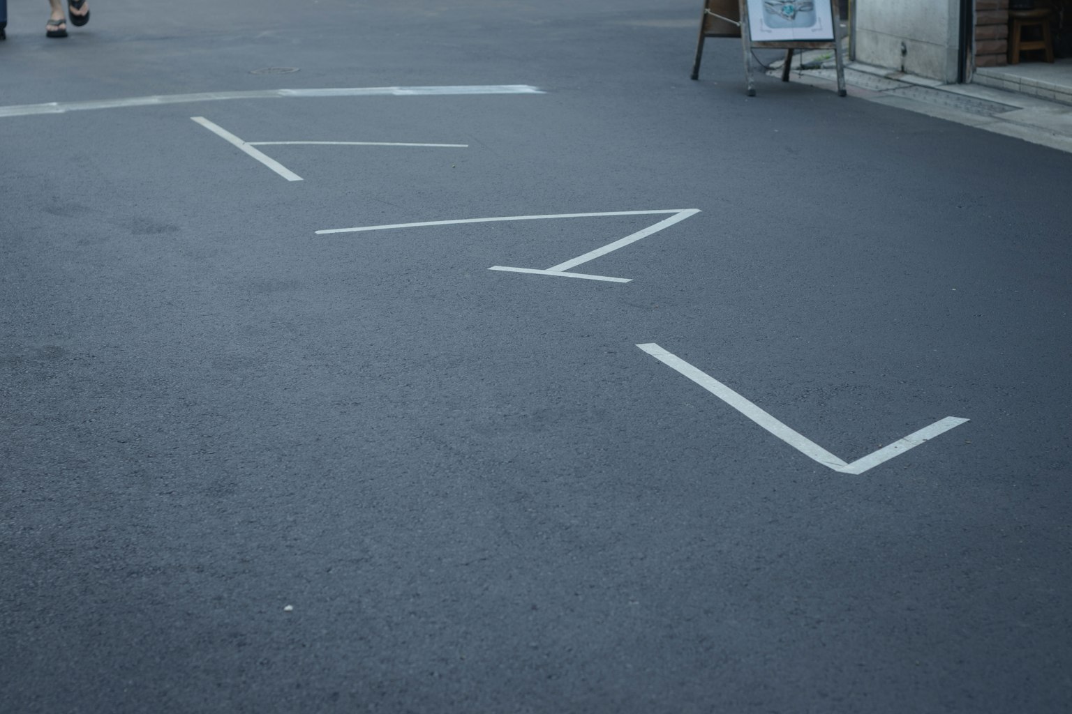 Letras blancas que dicen FALL en el pavimento