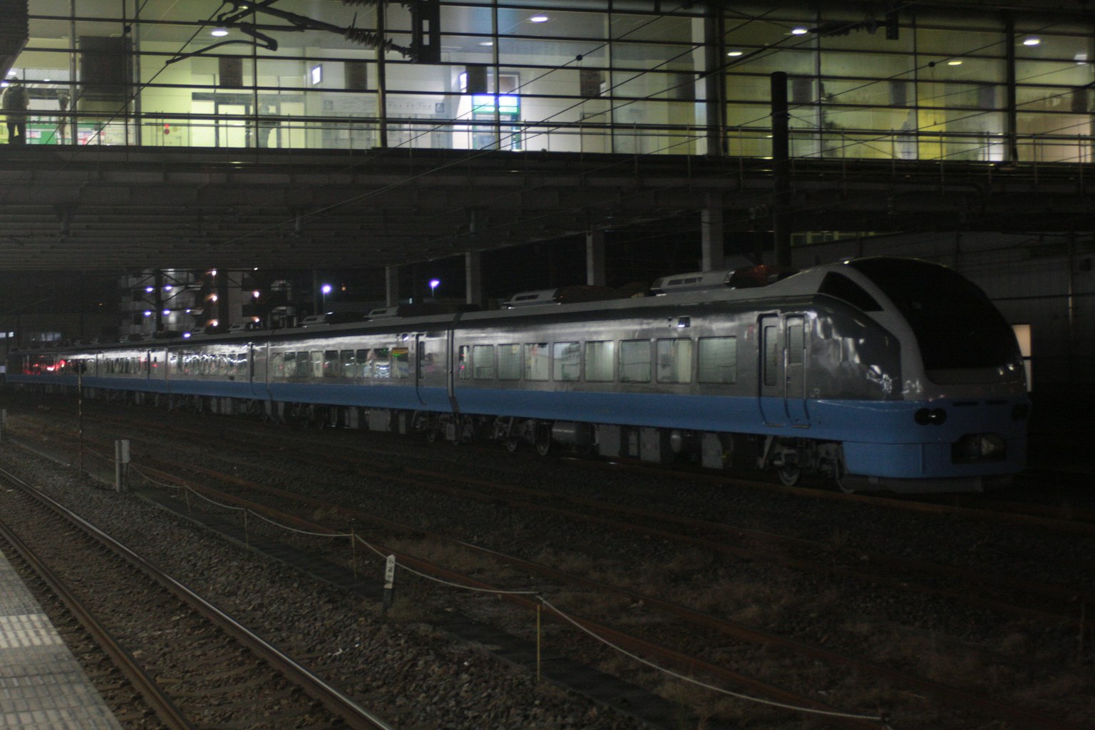 夜晚停靠在車站的藍色特快列車