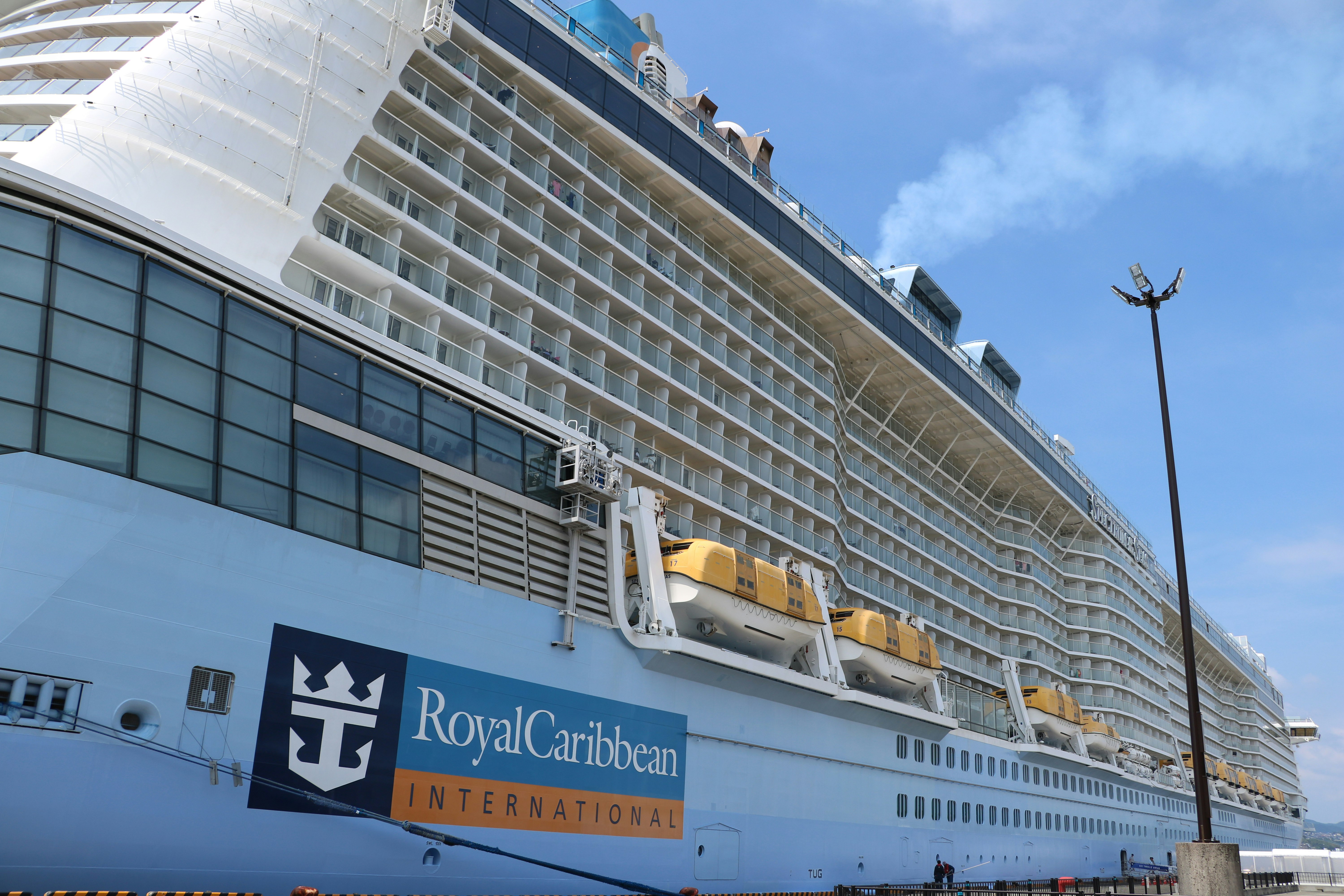 tampak luar kapal pesiar besar Royal Caribbean