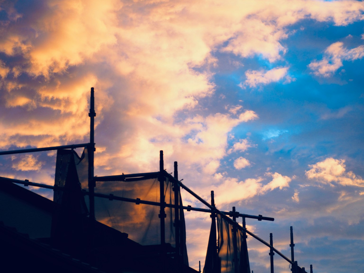 Siluet perancah melawan langit senja