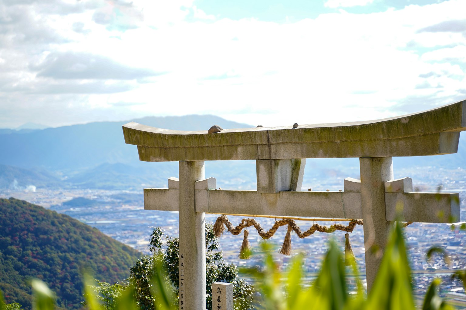 Ảnh cổng torii với nền núi và bầu trời xanh