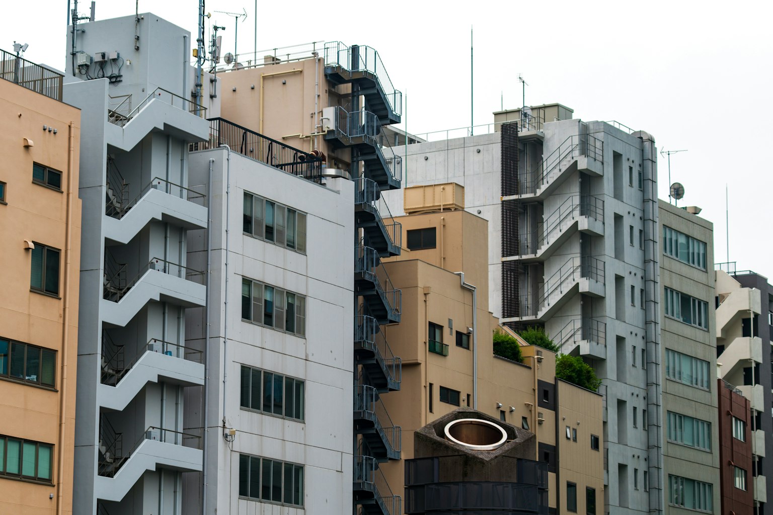 異なる色と形のビルが並ぶ都市の風景