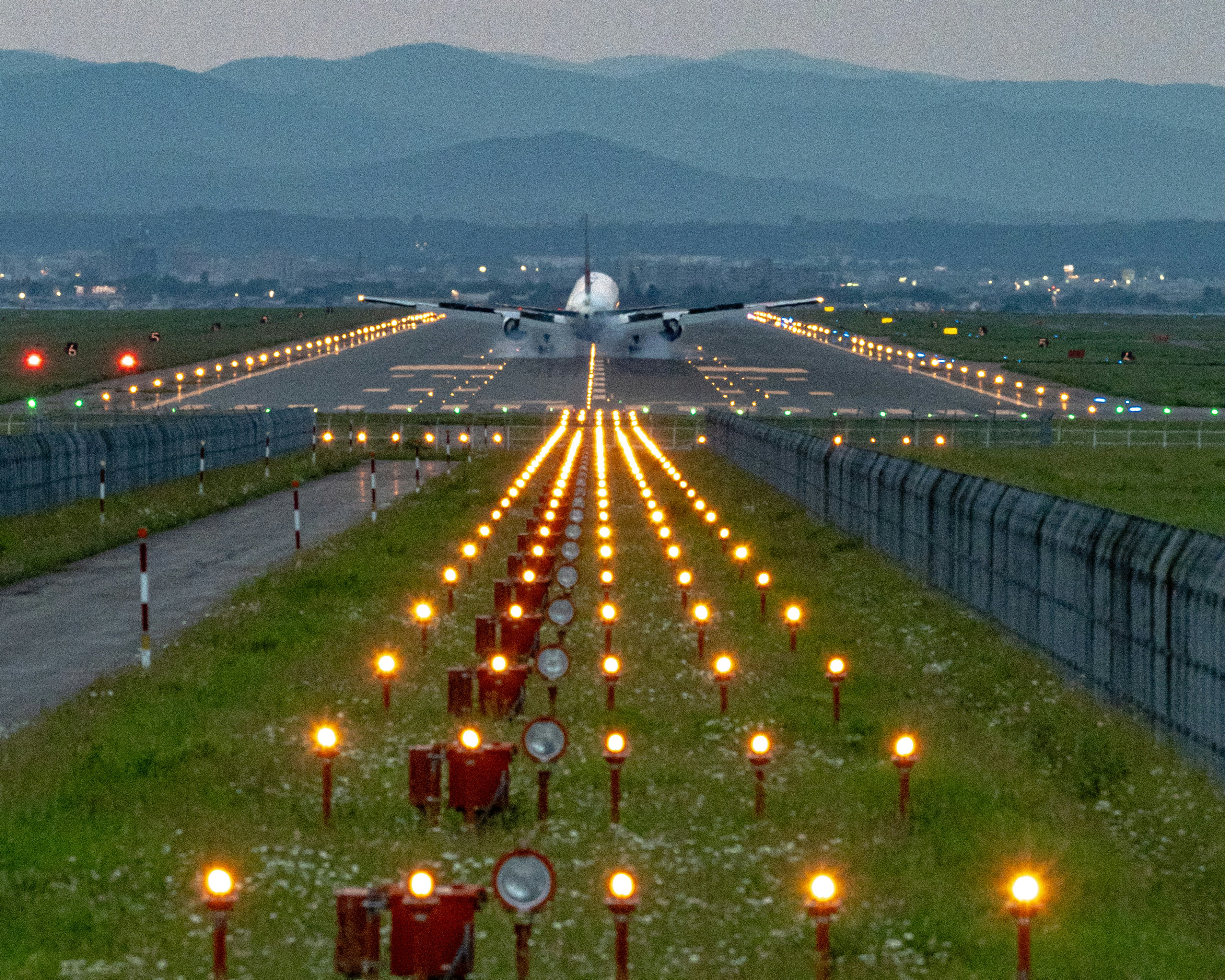 滑走路に向かう飛行機の離陸前の眺め