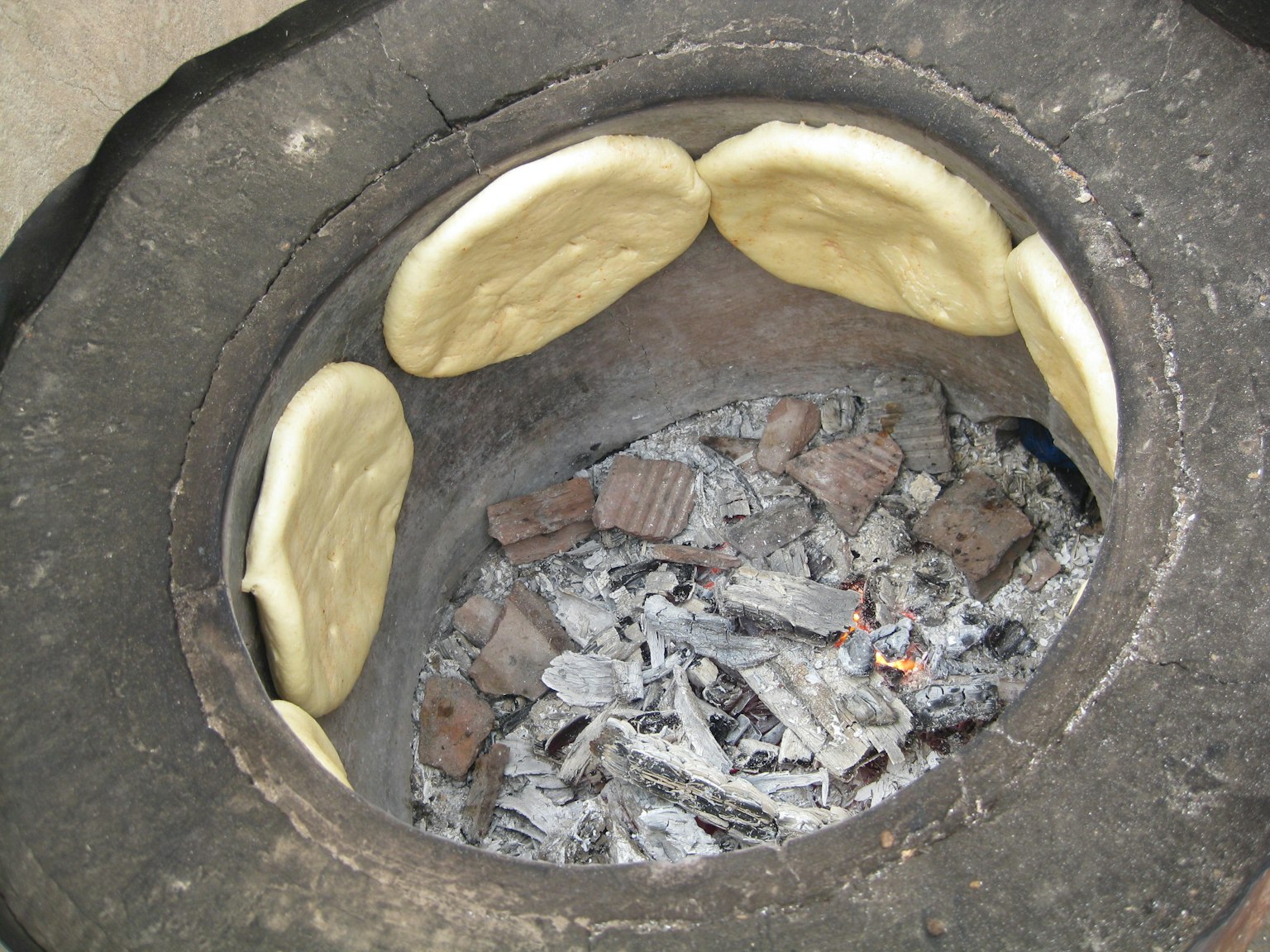 Pâte cuite dans un four traditionnel avec des cendres