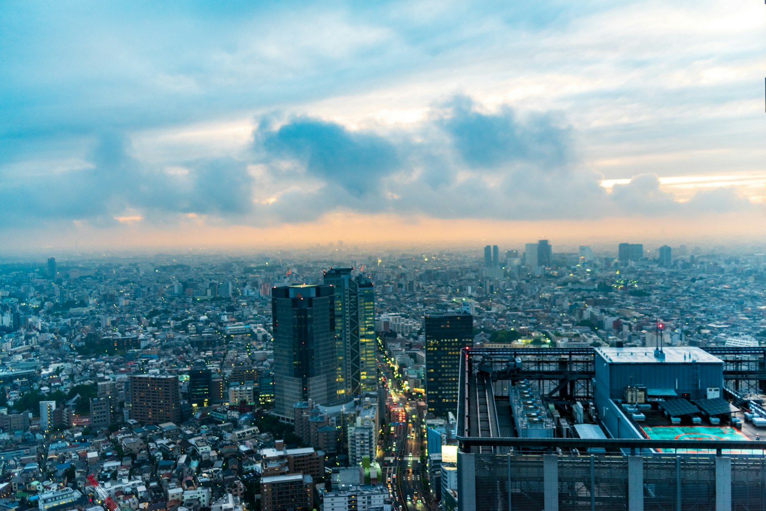 Horizon de Tokyo avec des gratte-ciel et un coucher de soleil