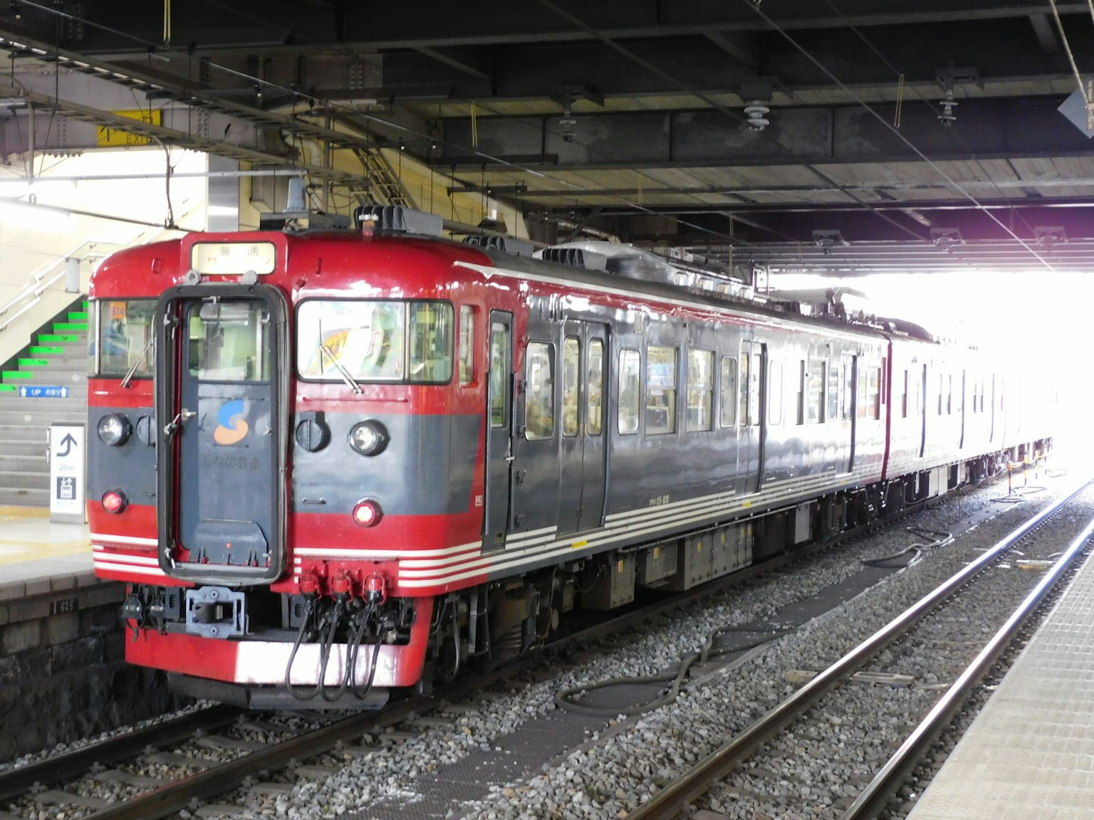 紅色和黑色的火車停在車站