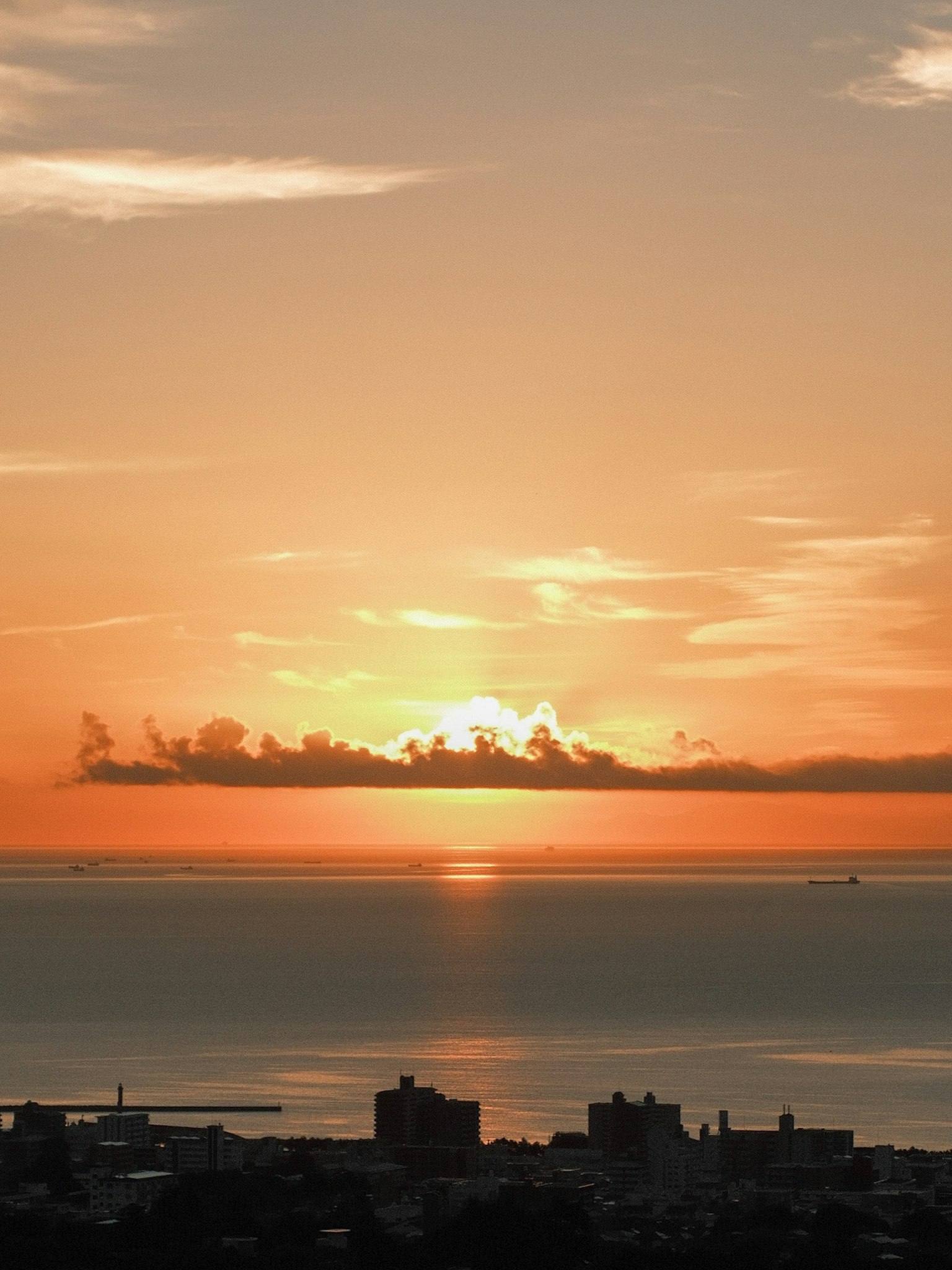 Magnifique paysage de coucher de soleil sur la mer avec un ciel orange et des nuages
