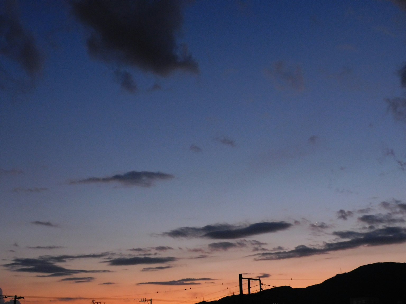 Sonnenuntergangshimmel mit Silhouetten von Bergen