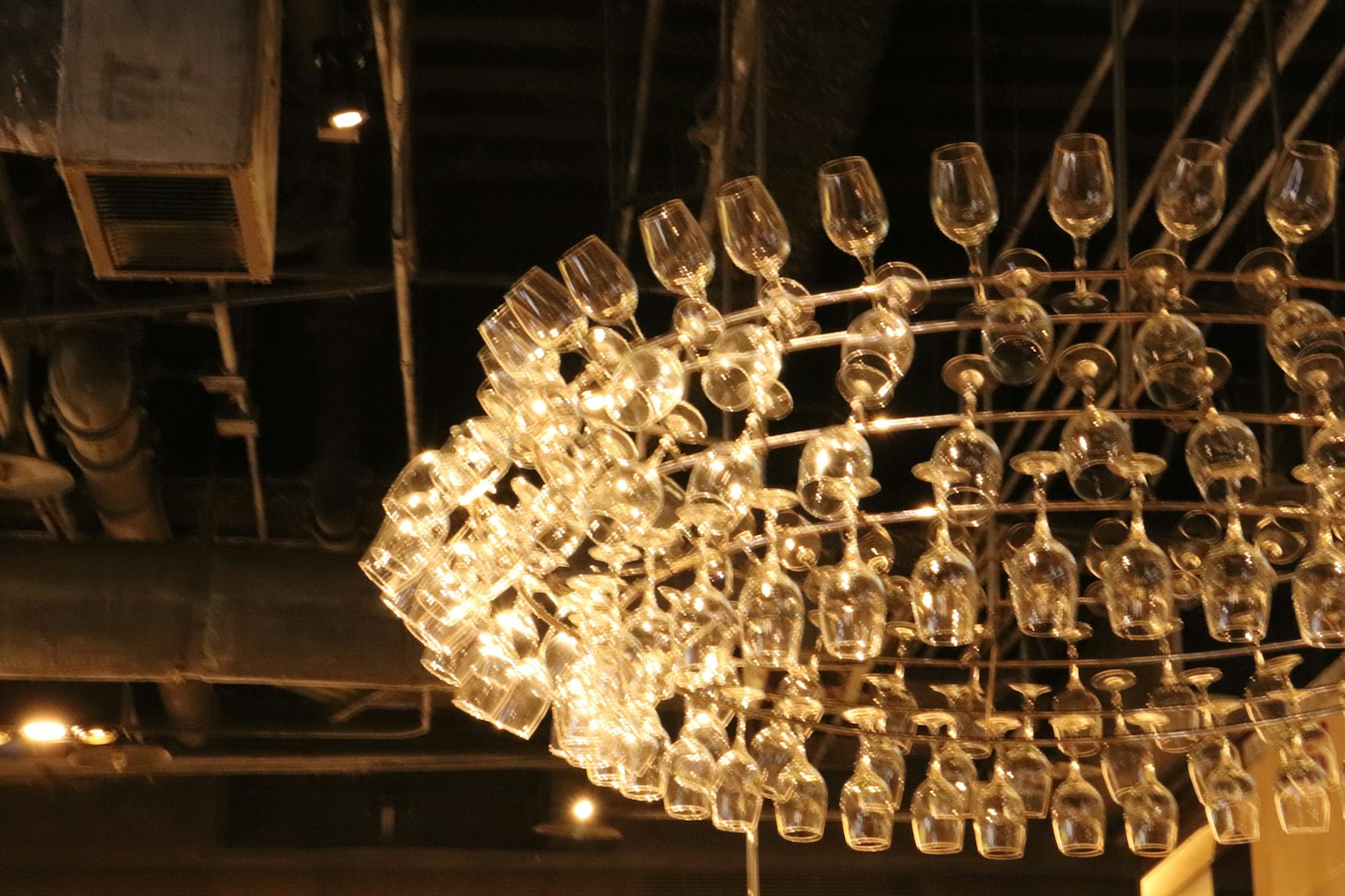 Gantung lampu gantung unik dari gelas di ruang interior