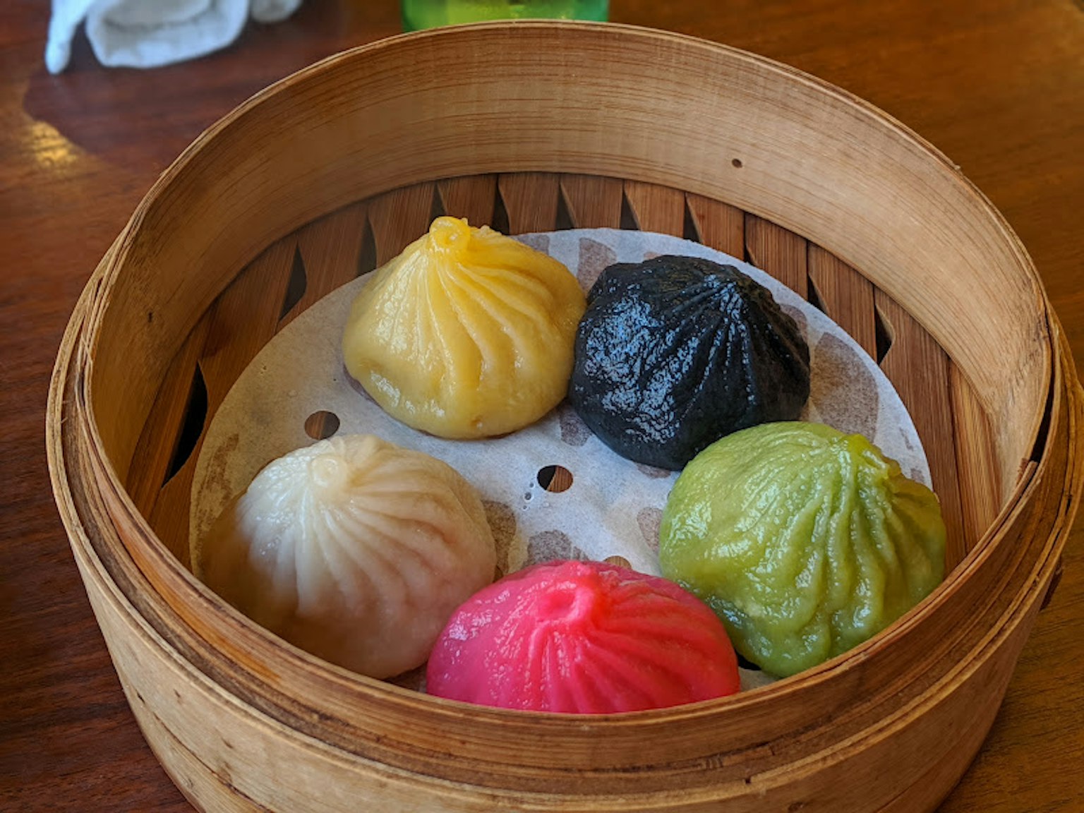 五彩的饺子在竹蒸锅中