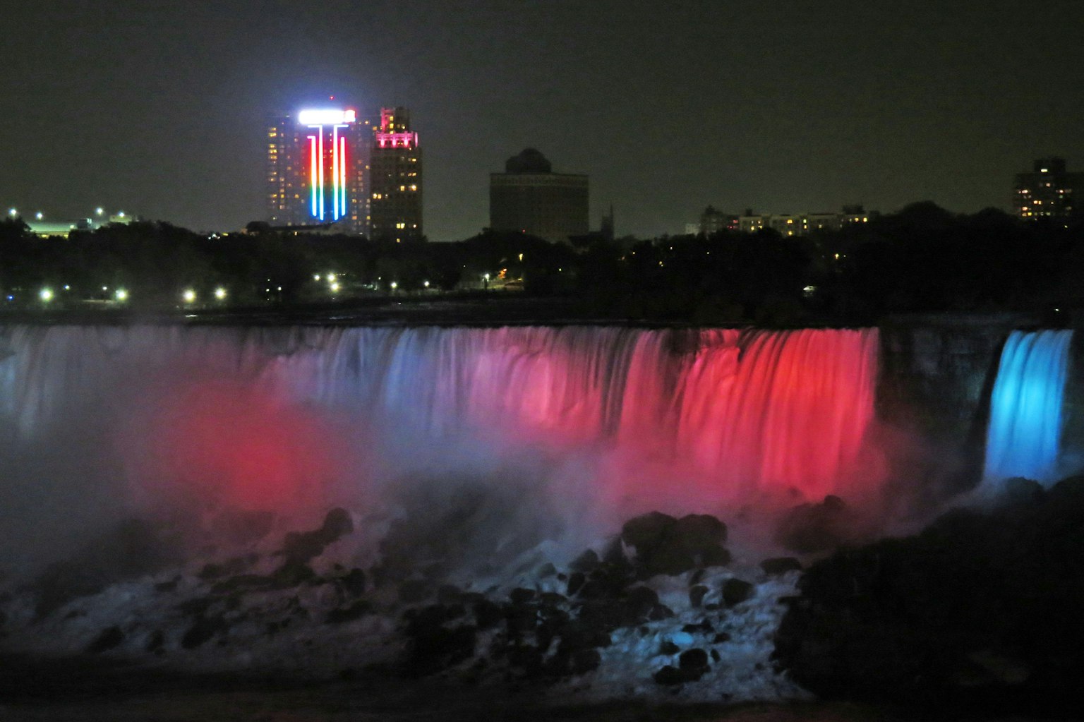 Air terjun Niagara di malam hari diterangi dengan lampu berwarna
