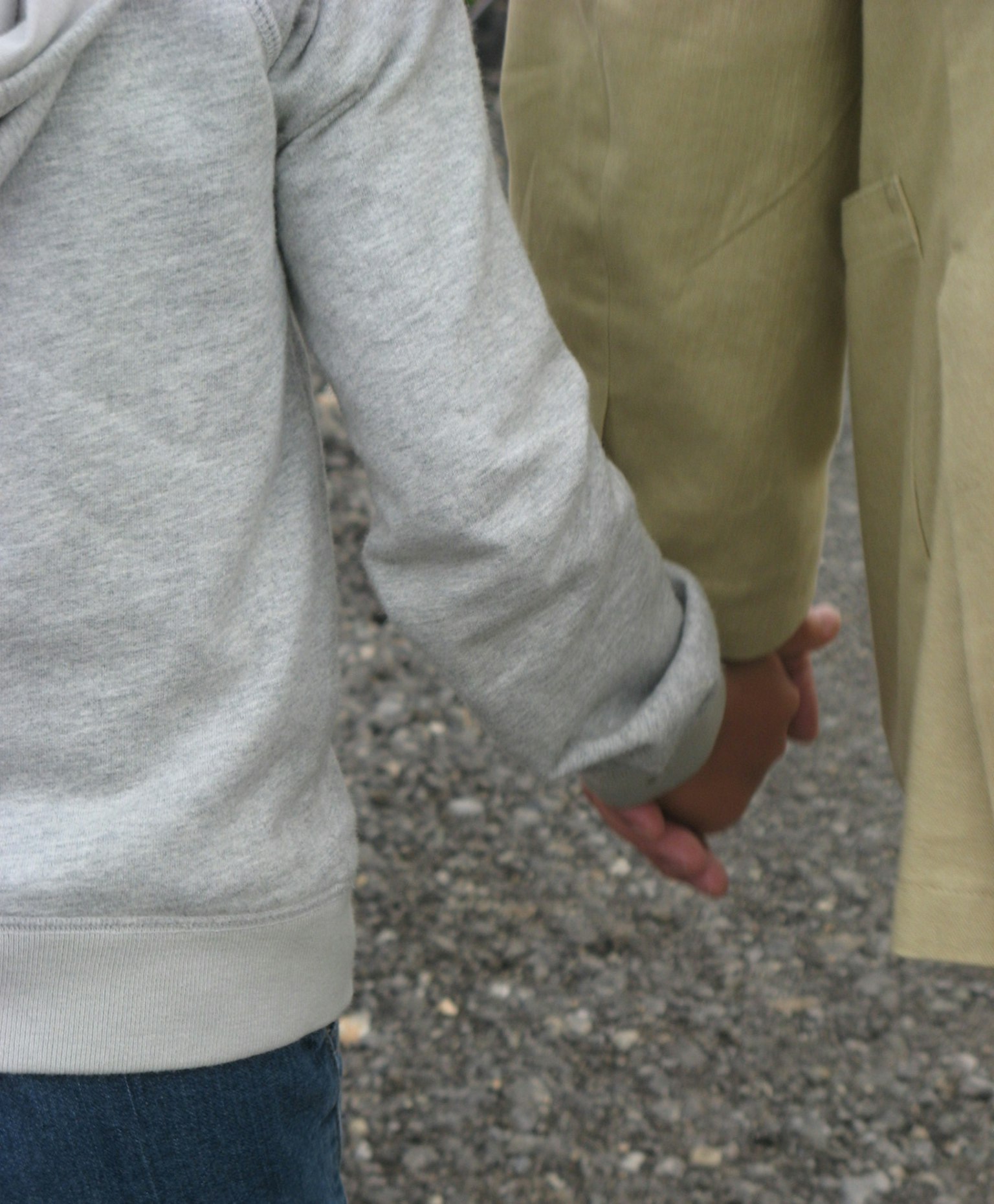 Un bambino e un adulto che si tengono per mano