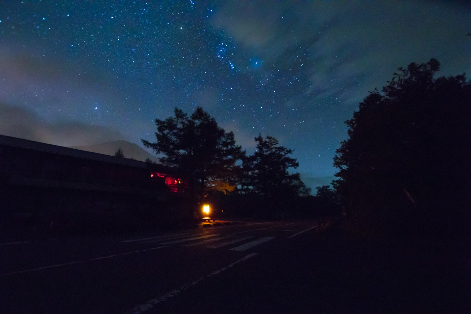 夜空中布滿星星和雲朵的黑暗道路