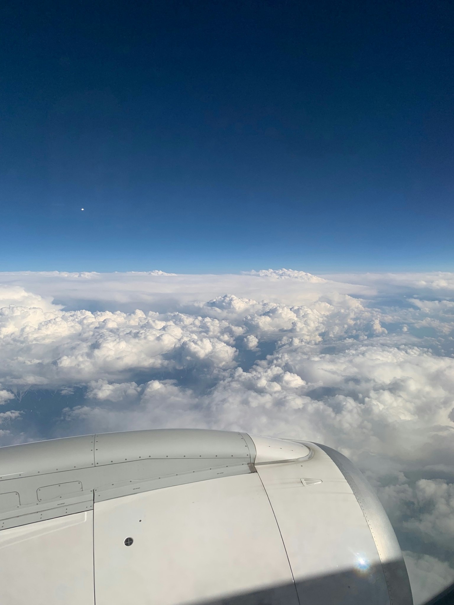 飛機引擎與天空中的雲景