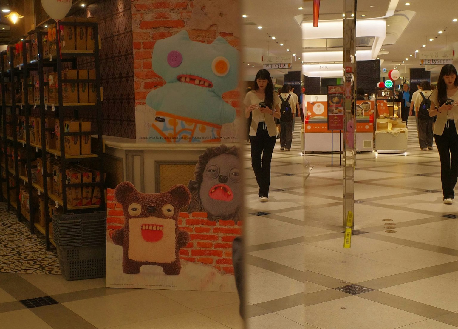 ショッピングモールの内部にあるカラフルなキャラクターの壁画と通行人