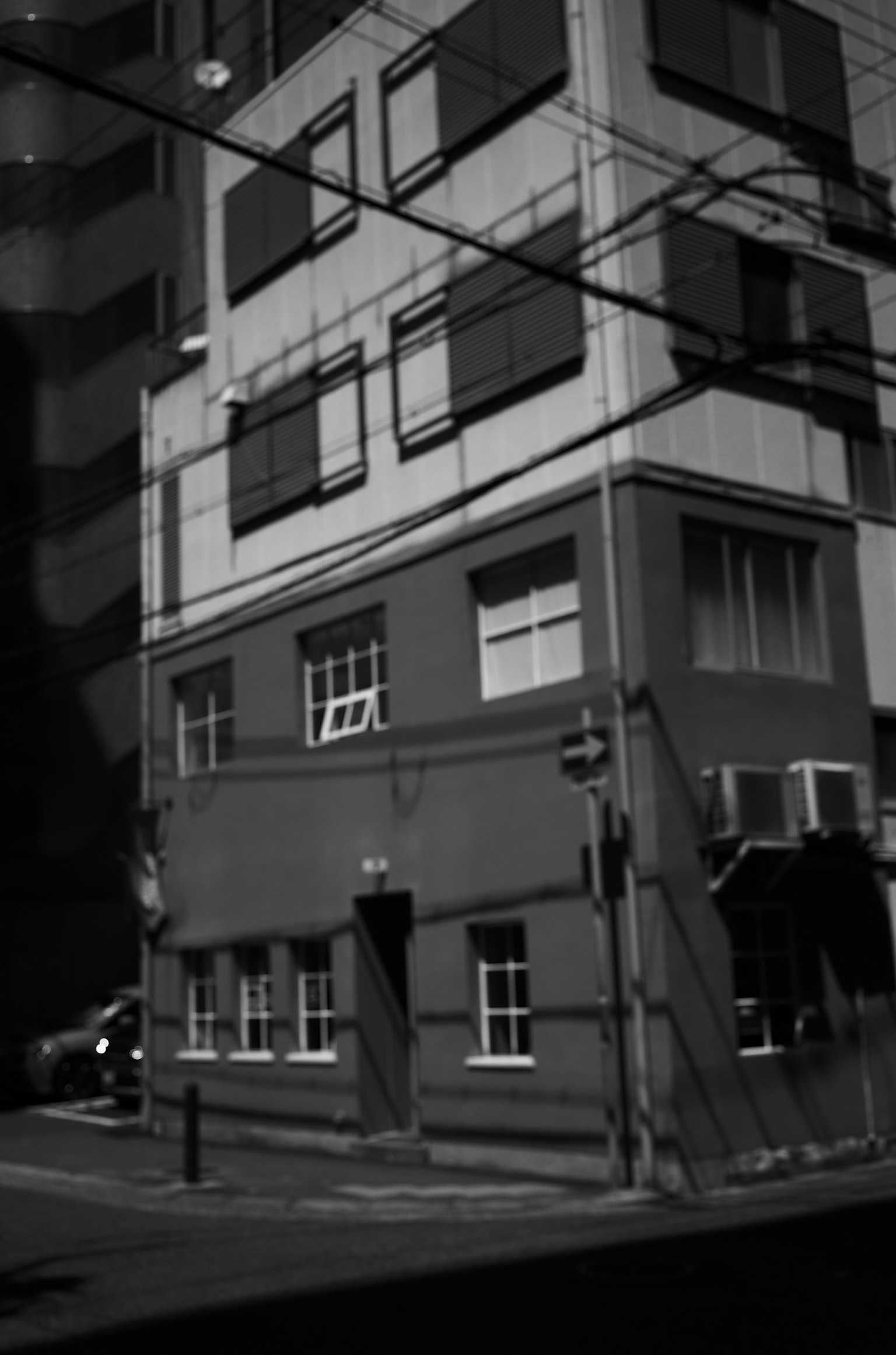 黑白街角特色建筑有独特窗户