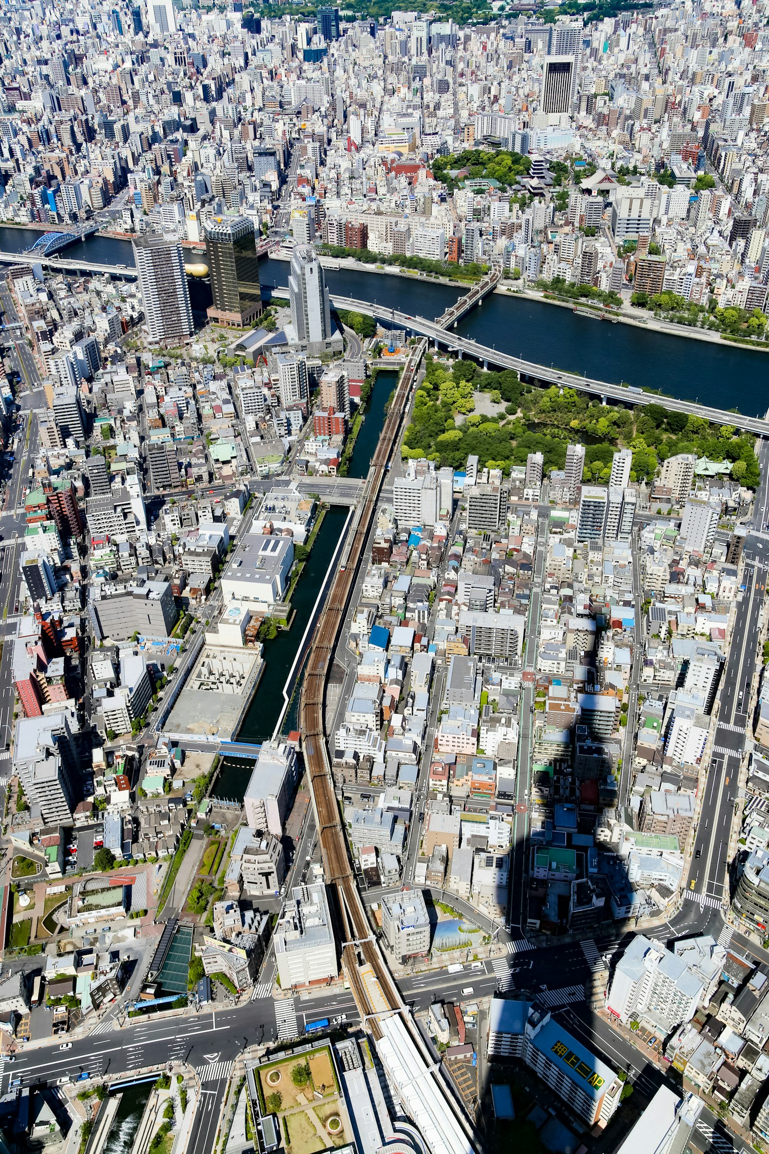 Vista aerea di Tokyo con l'ombra della Tokyo Skytree visibile Fiume e spazi verdi nelle vicinanze