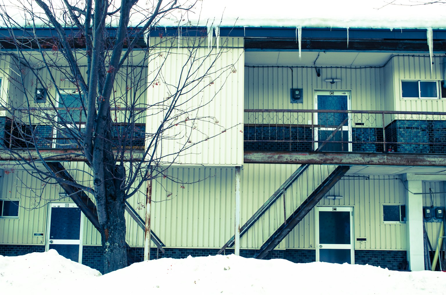 Ngoại thất của tòa nhà chung cư bị tuyết phủ với những icicles treo lơ lửng