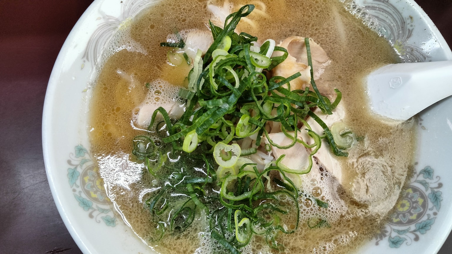 雞肉湯麵上撒有切碎的蔥
