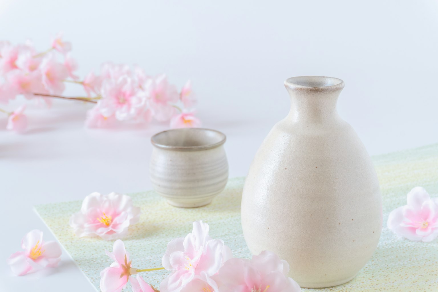 Tĩnh vật với hoa anh đào và bình gốm