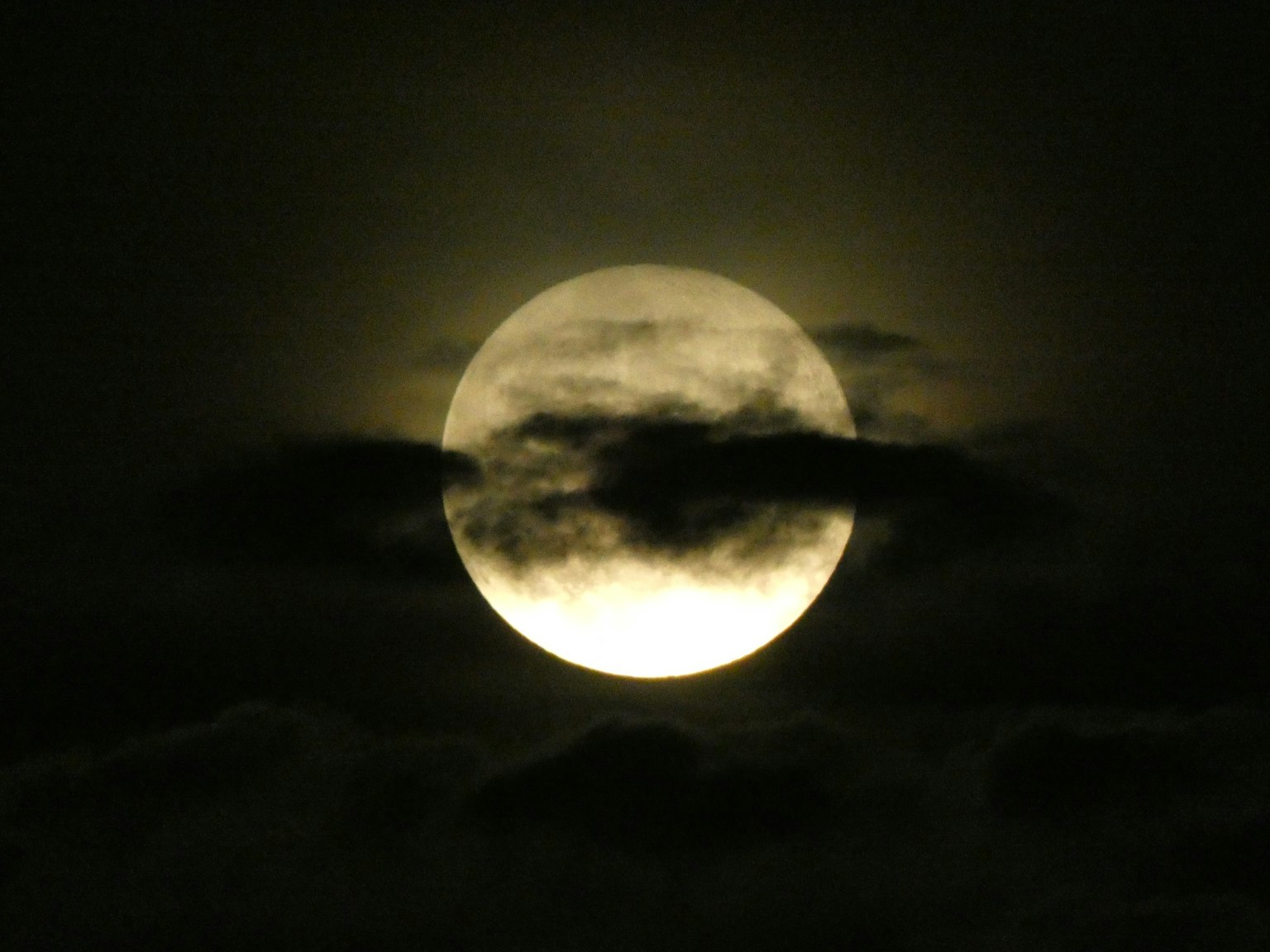 Schöne Aussicht auf den Mond, der durch die Wolken scheint