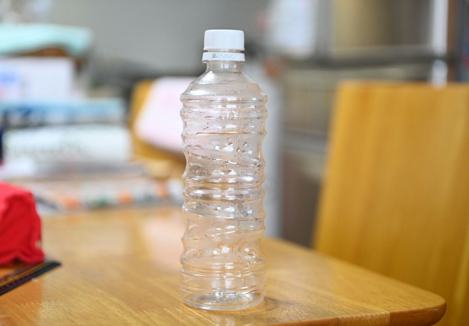 木桌上放著的透明塑料水瓶