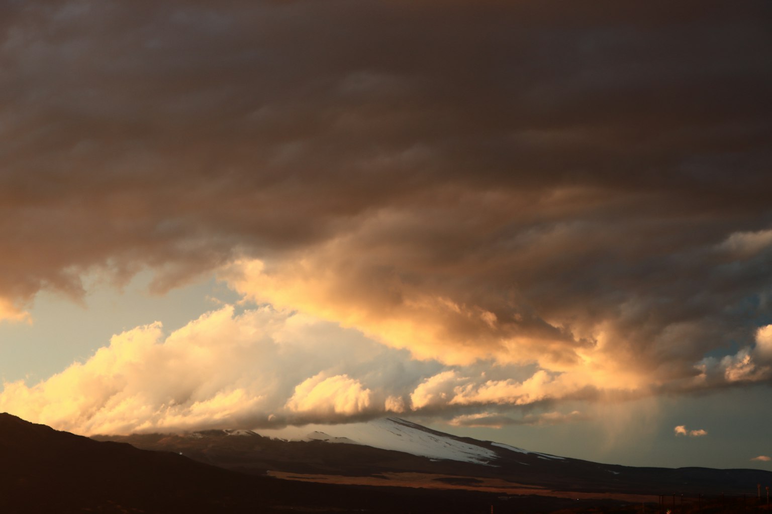 Schöne Landschaft von Wolken über dem Berg