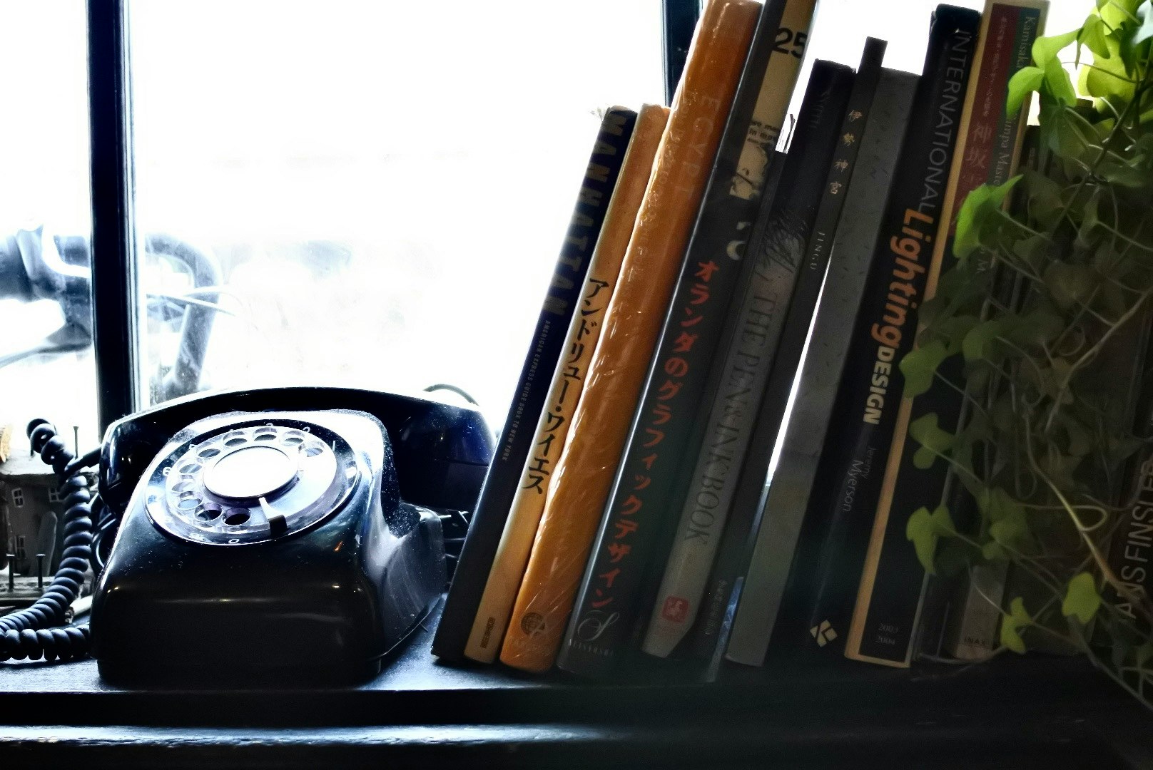Innenregal mit Vintage-Telefon und gestapelten Büchern