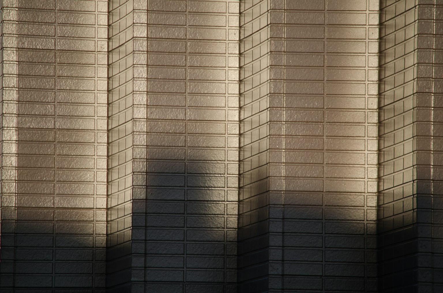 Contraste des ombres et de la lumière sur une façade de bâtiment