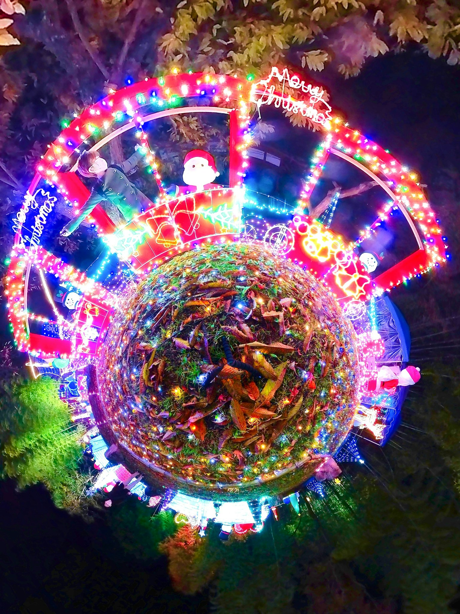 Bunte Weihnachtslichter, die eine fantasievolle Landschaft schmücken