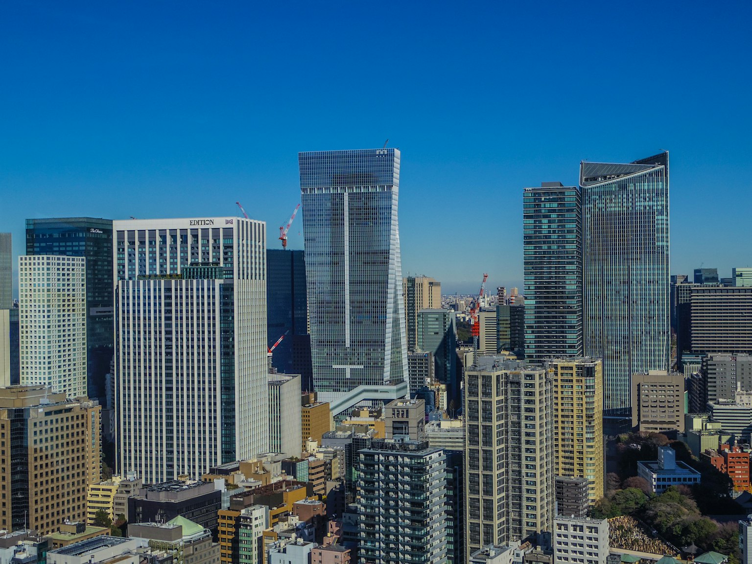 現代建築的城市景觀航拍圖，明亮的藍天