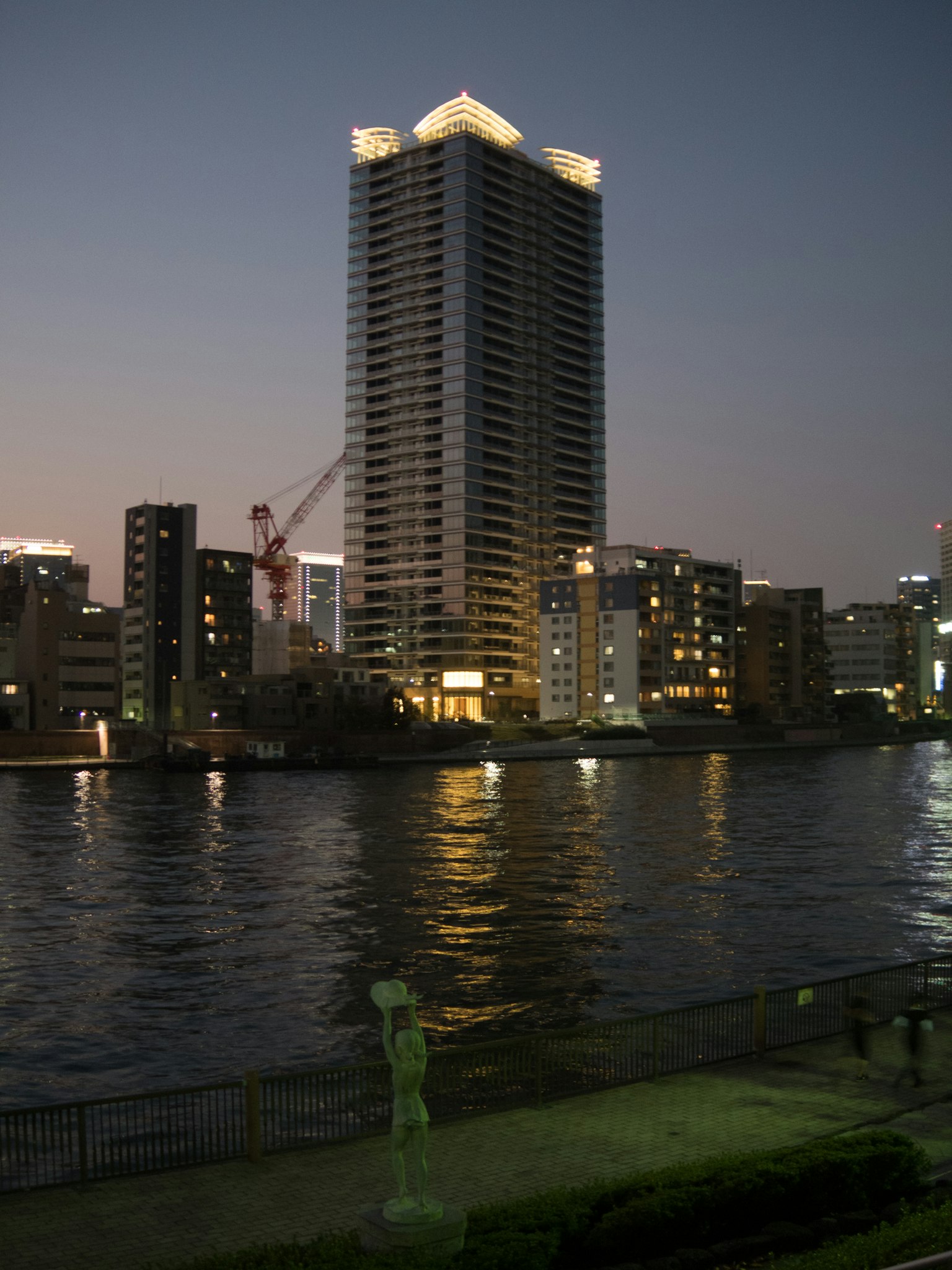 夜晚河邊的高樓大廈和周圍城市景觀