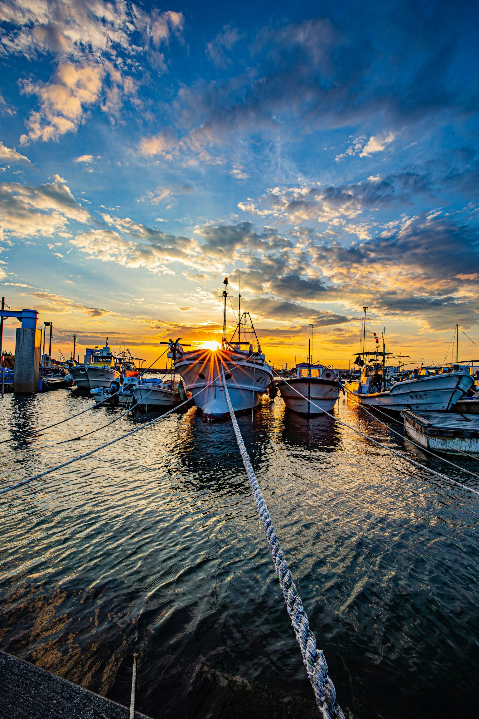 Vista panoramica di barche ormeggiate nel porto durante un vivace tramonto