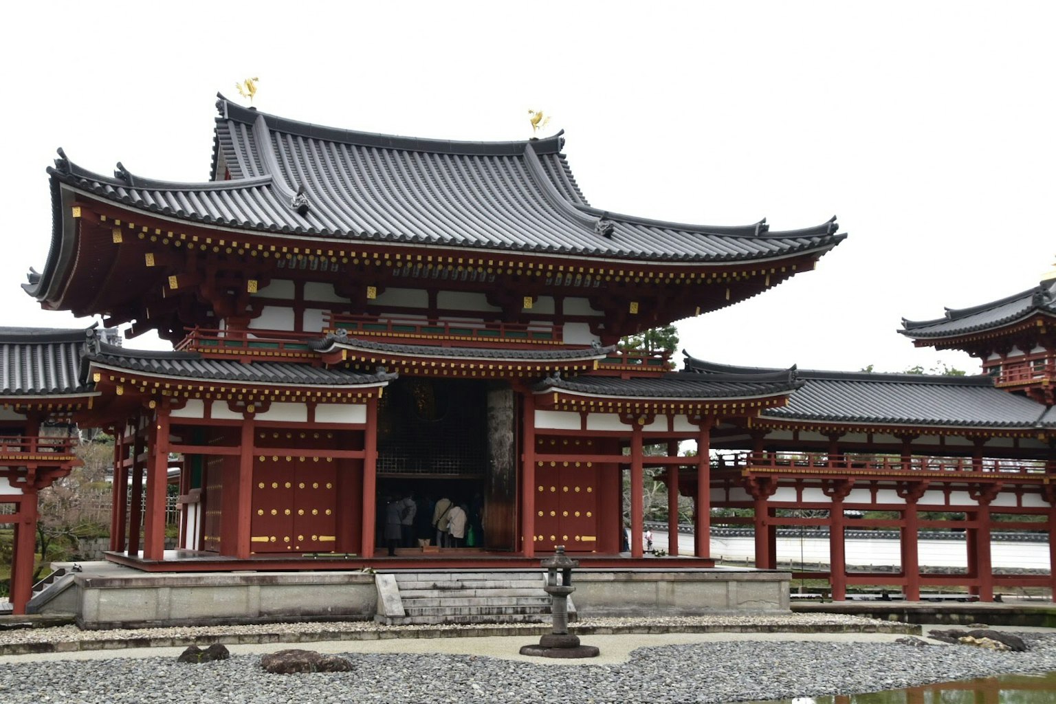 Schönes japanisches Tempelgebäude mit rotem und schwarzem Dach komplexe Details historische Atmosphäre