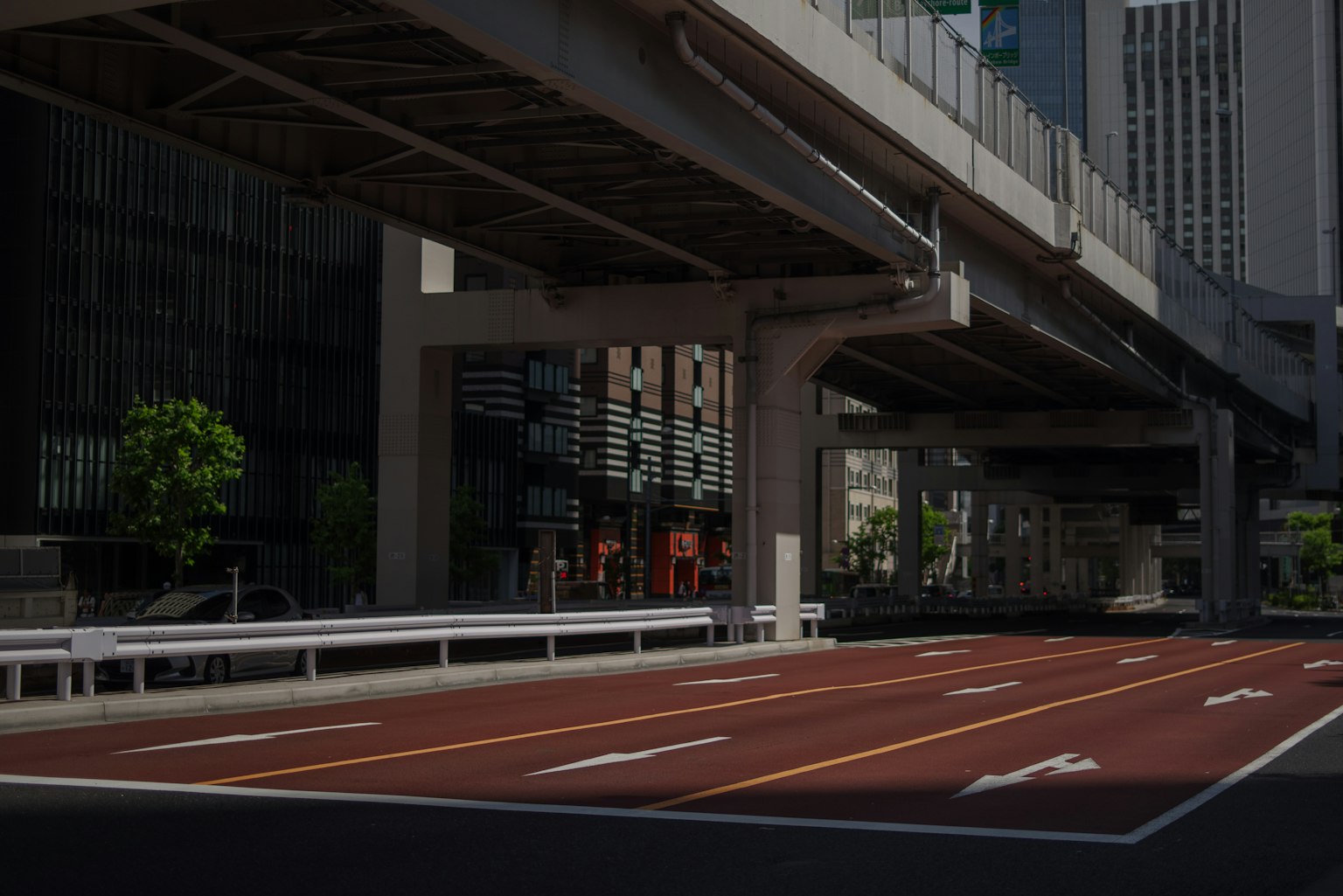 Paesaggio urbano con una strada rossa e un sovrappasso