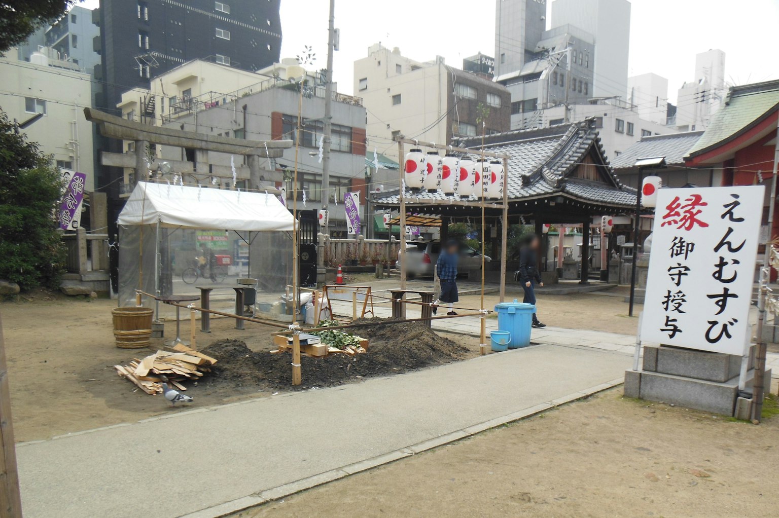 城市神社場景與戶外節日準備