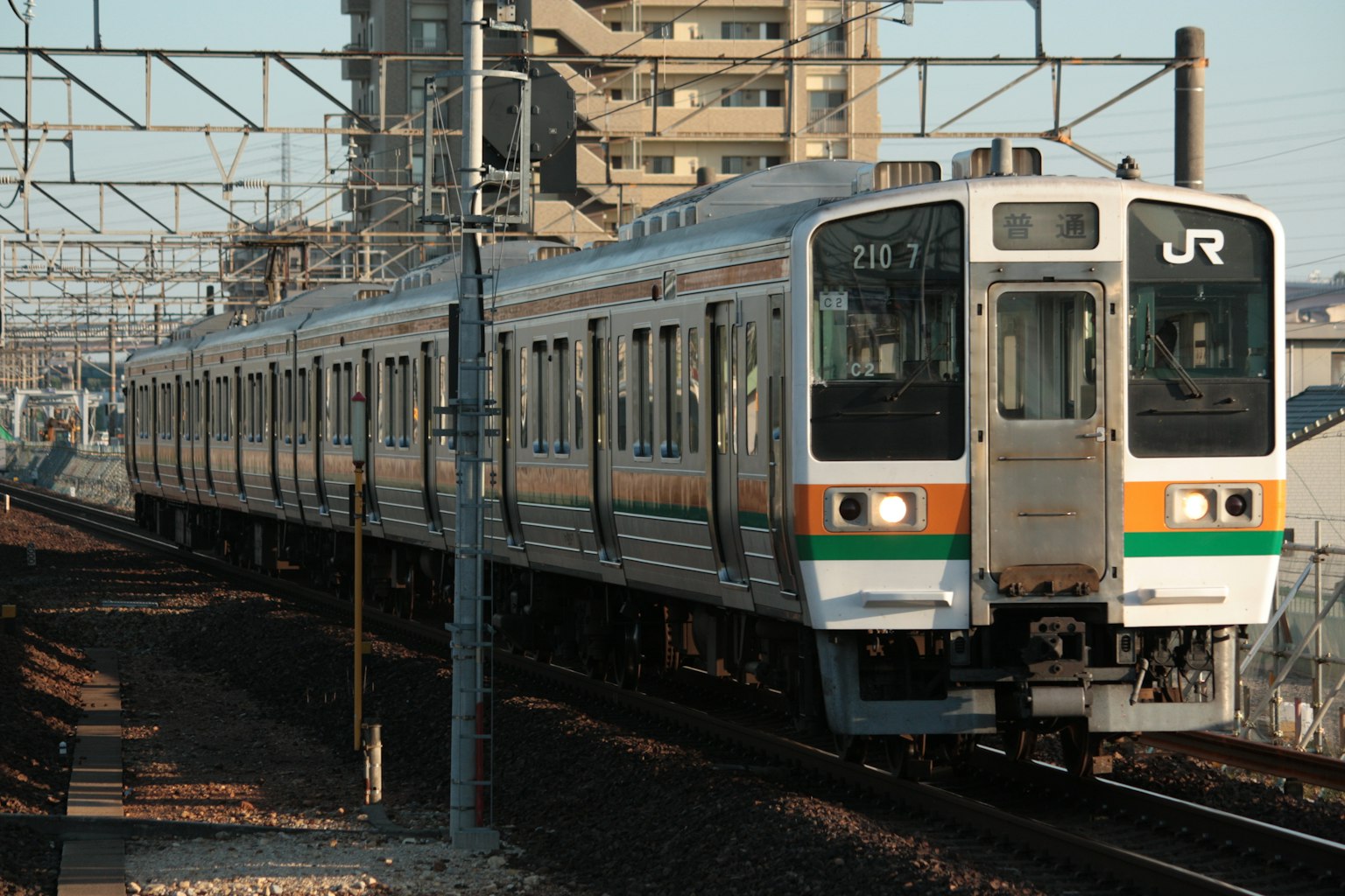 Sebuah kereta Jepang yang melaju di atas rel