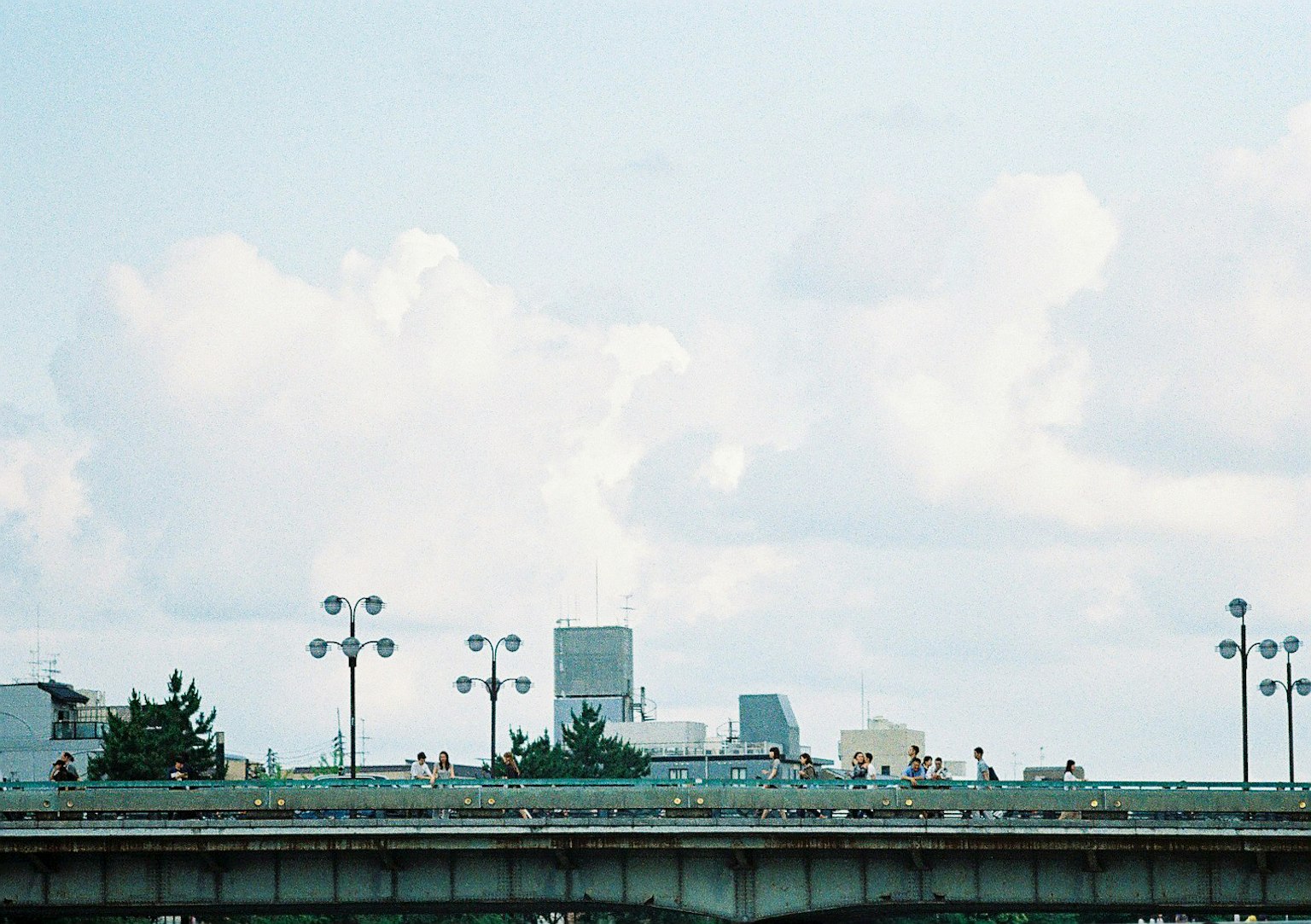藍天下的城市風景 有一座橋和遠處的建築與雲朵
