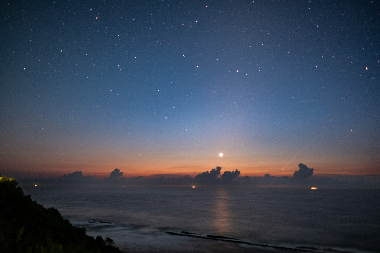 星空下的海洋與落日和雲